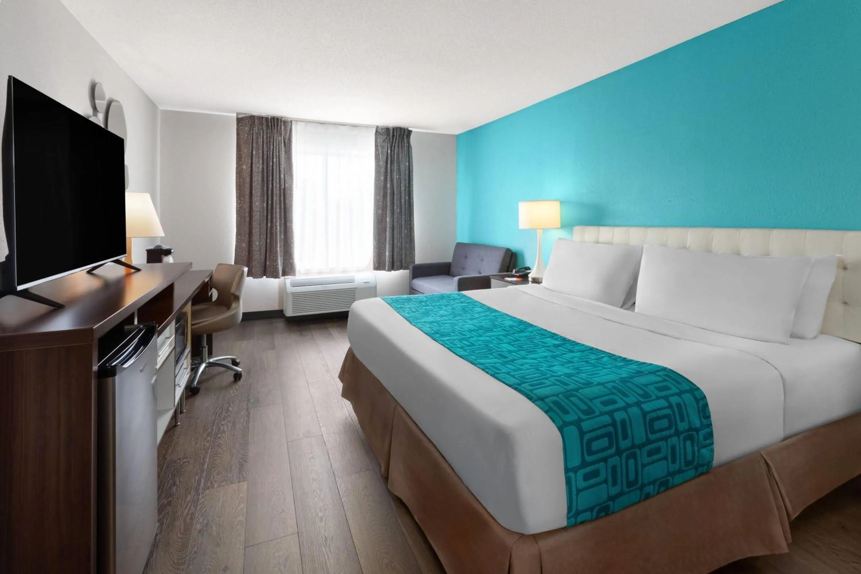 Photo of the whole room, Bed in Howard Johnson by Wyndham Romulus Detroit Metro Airport