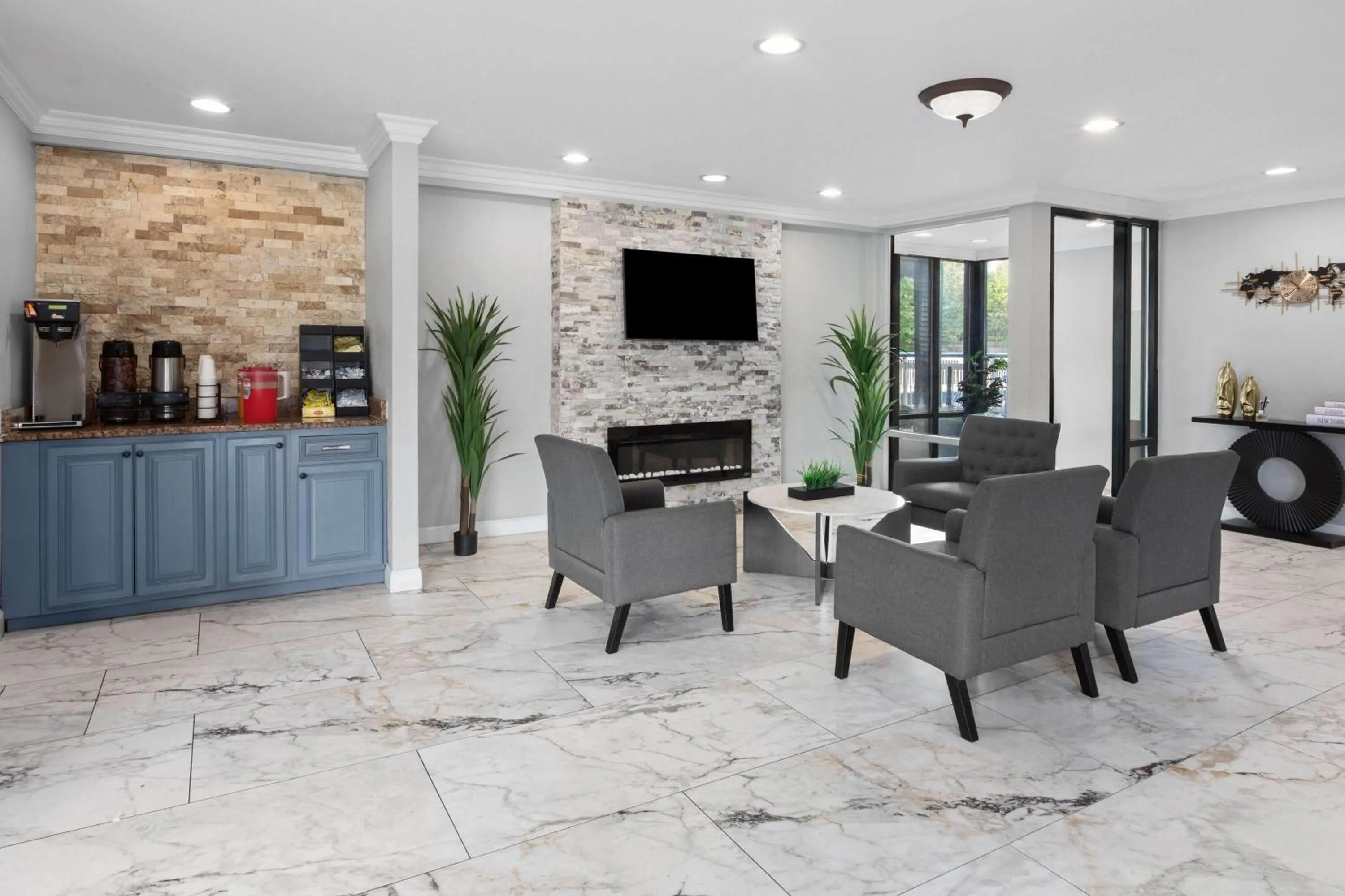 Lobby or reception in Howard Johnson by Wyndham Romulus Detroit Metro Airport