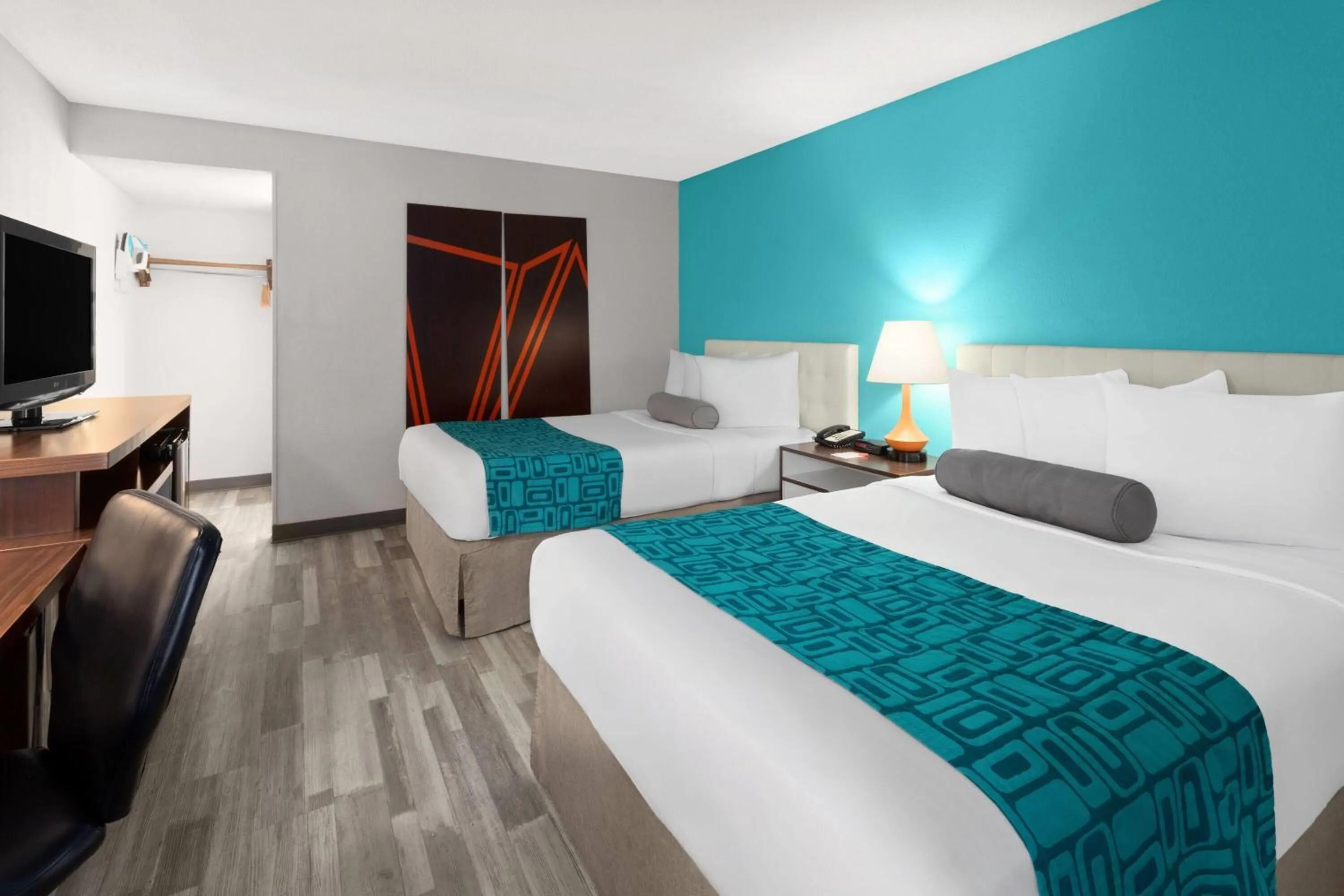 Photo of the whole room, Bed in Howard Johnson by Wyndham Romulus Detroit Metro Airport