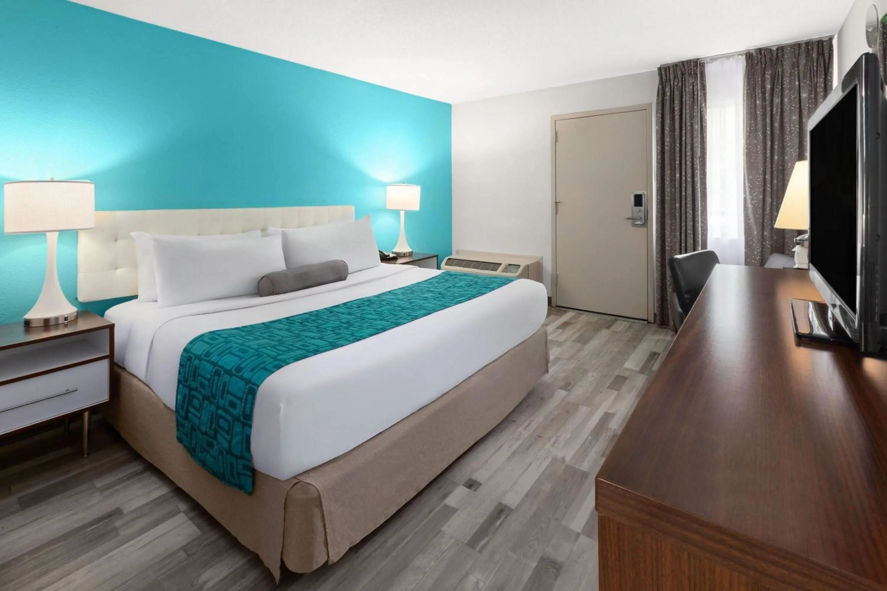 Photo of the whole room, Bed in Howard Johnson by Wyndham Romulus Detroit Metro Airport
