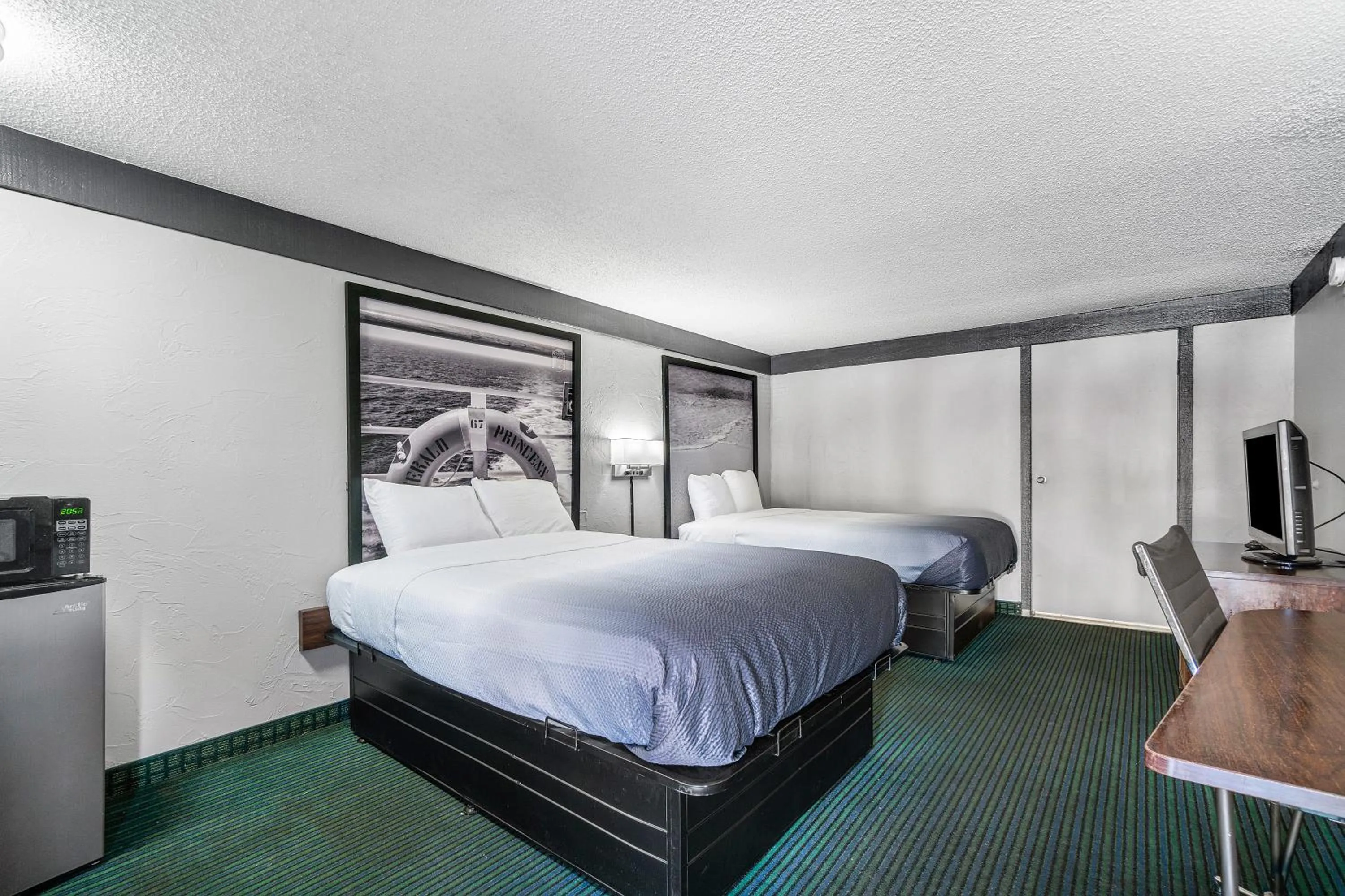 Bedroom, Bed in Super 8 by Wyndham Lantana West Palm Beach