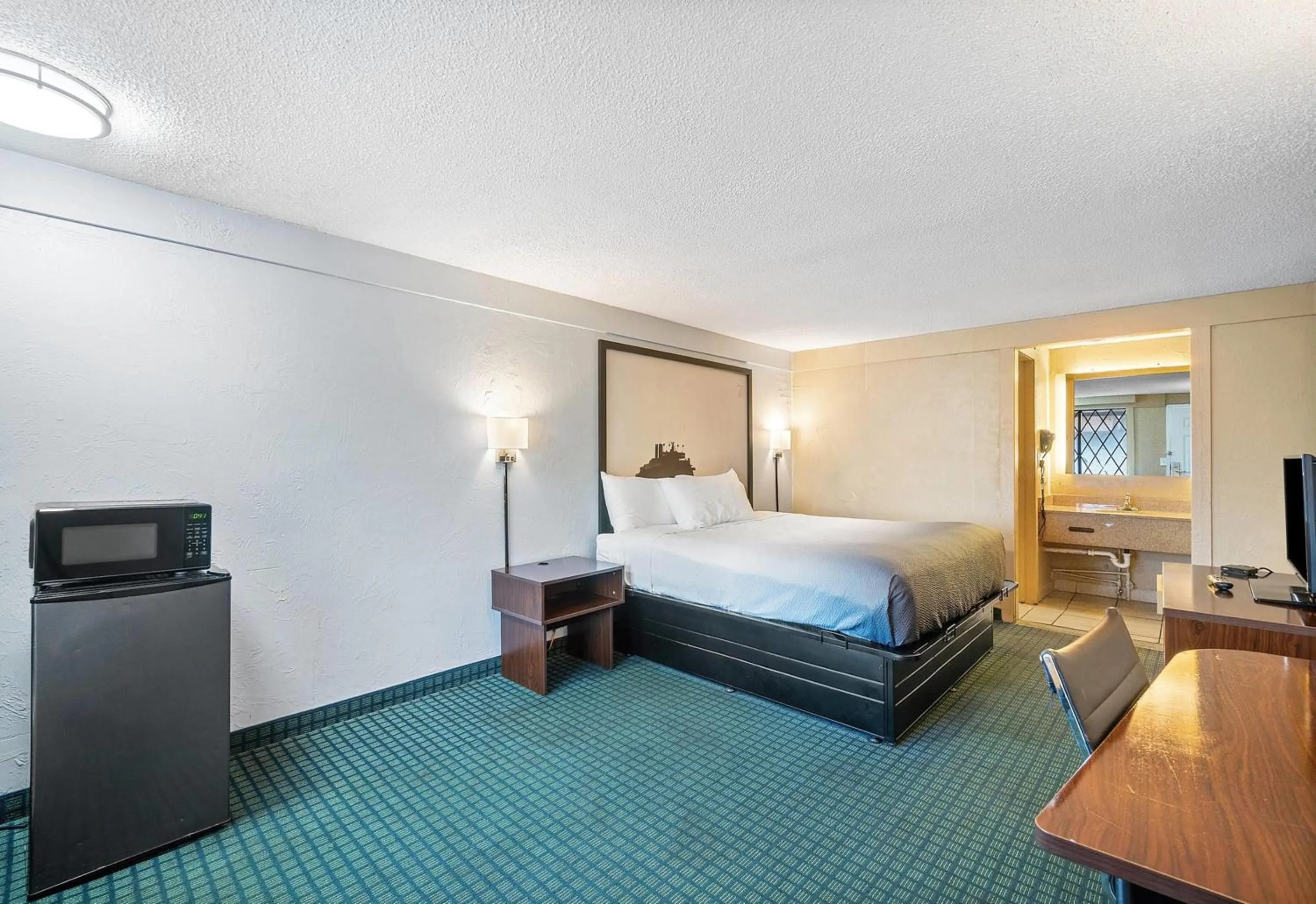 Photo of the whole room, Bed in Super 8 by Wyndham Lantana West Palm Beach