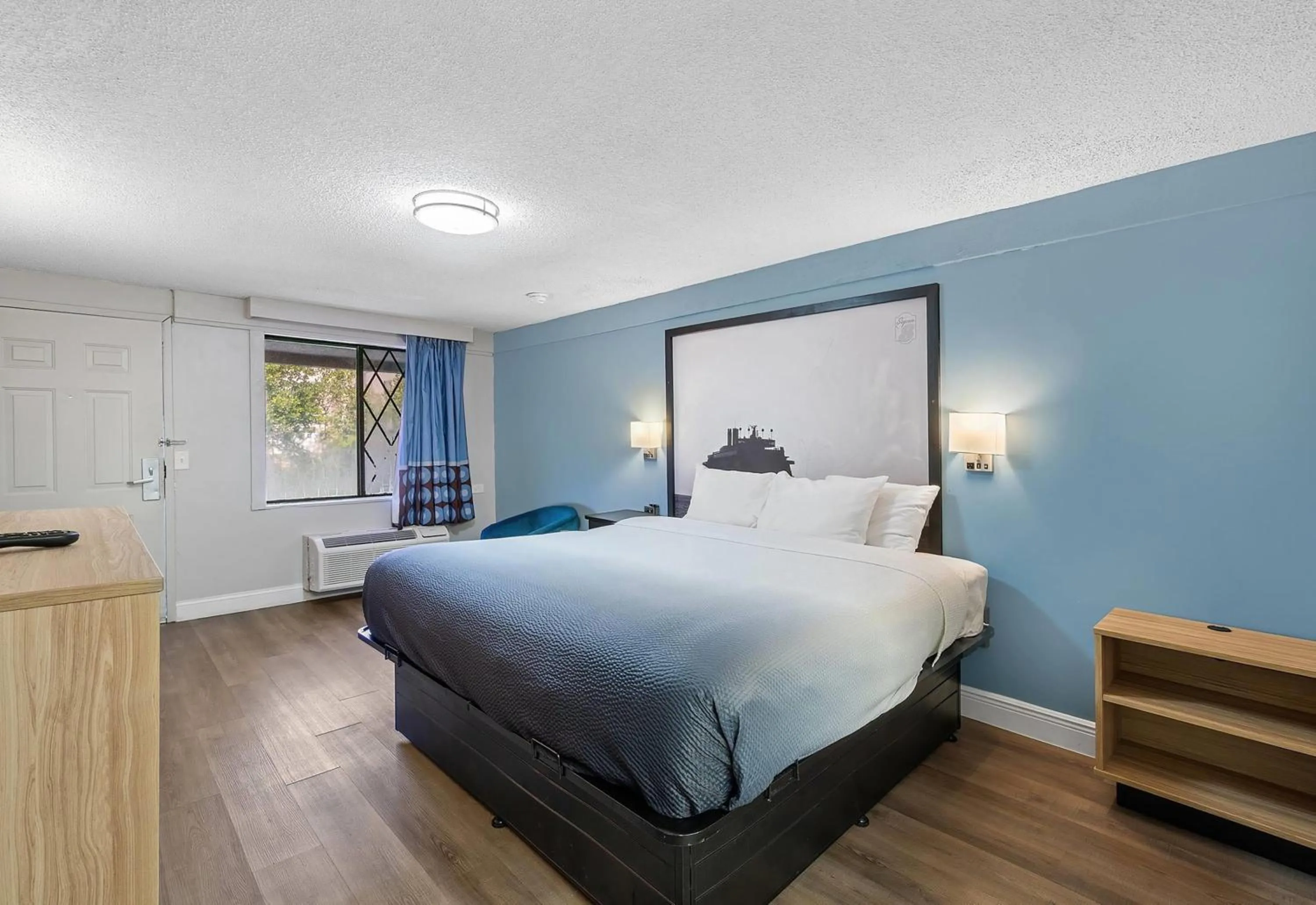 Photo of the whole room, Bed in Super 8 by Wyndham Lantana West Palm Beach