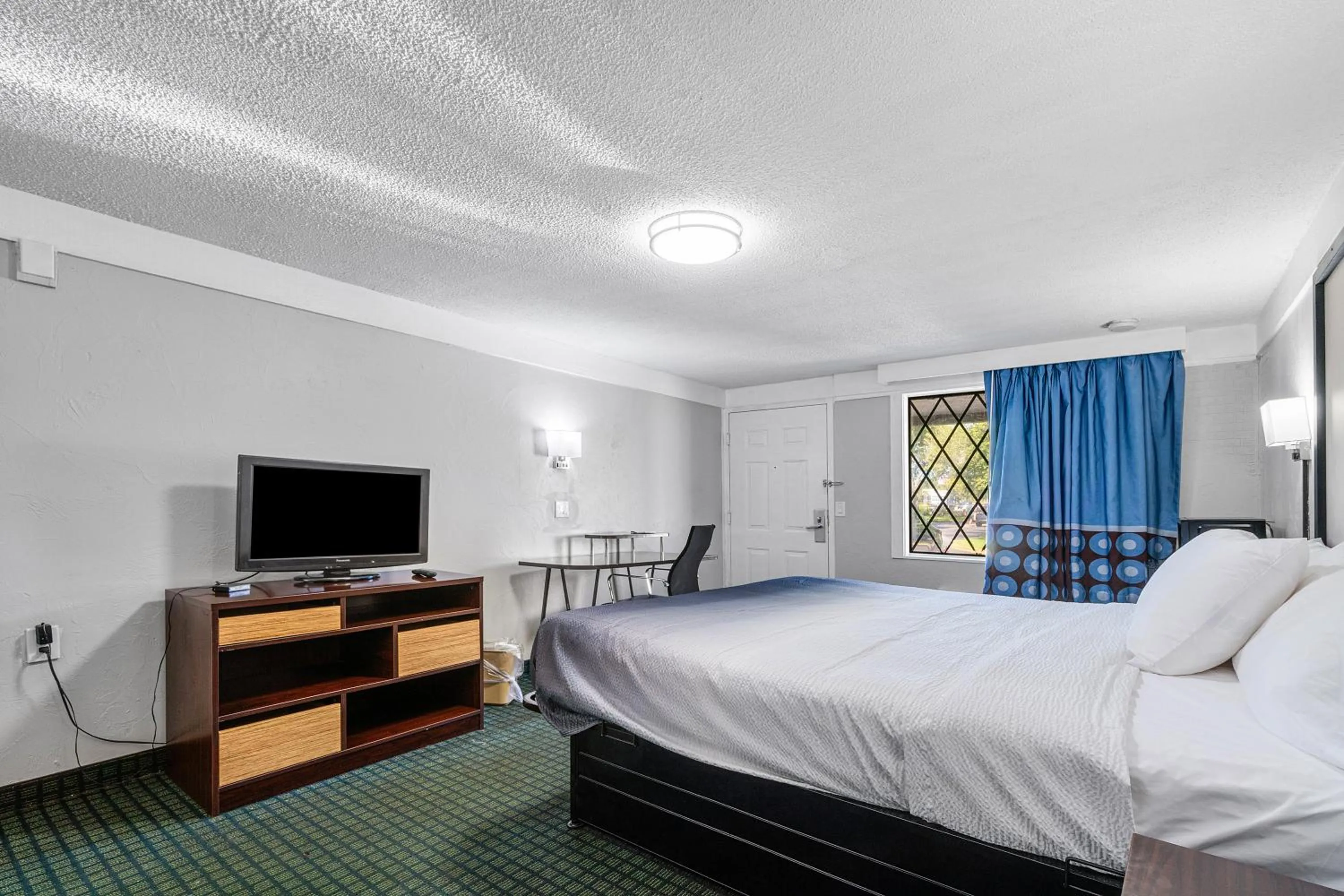 Bedroom, Bed in Super 8 by Wyndham Lantana West Palm Beach