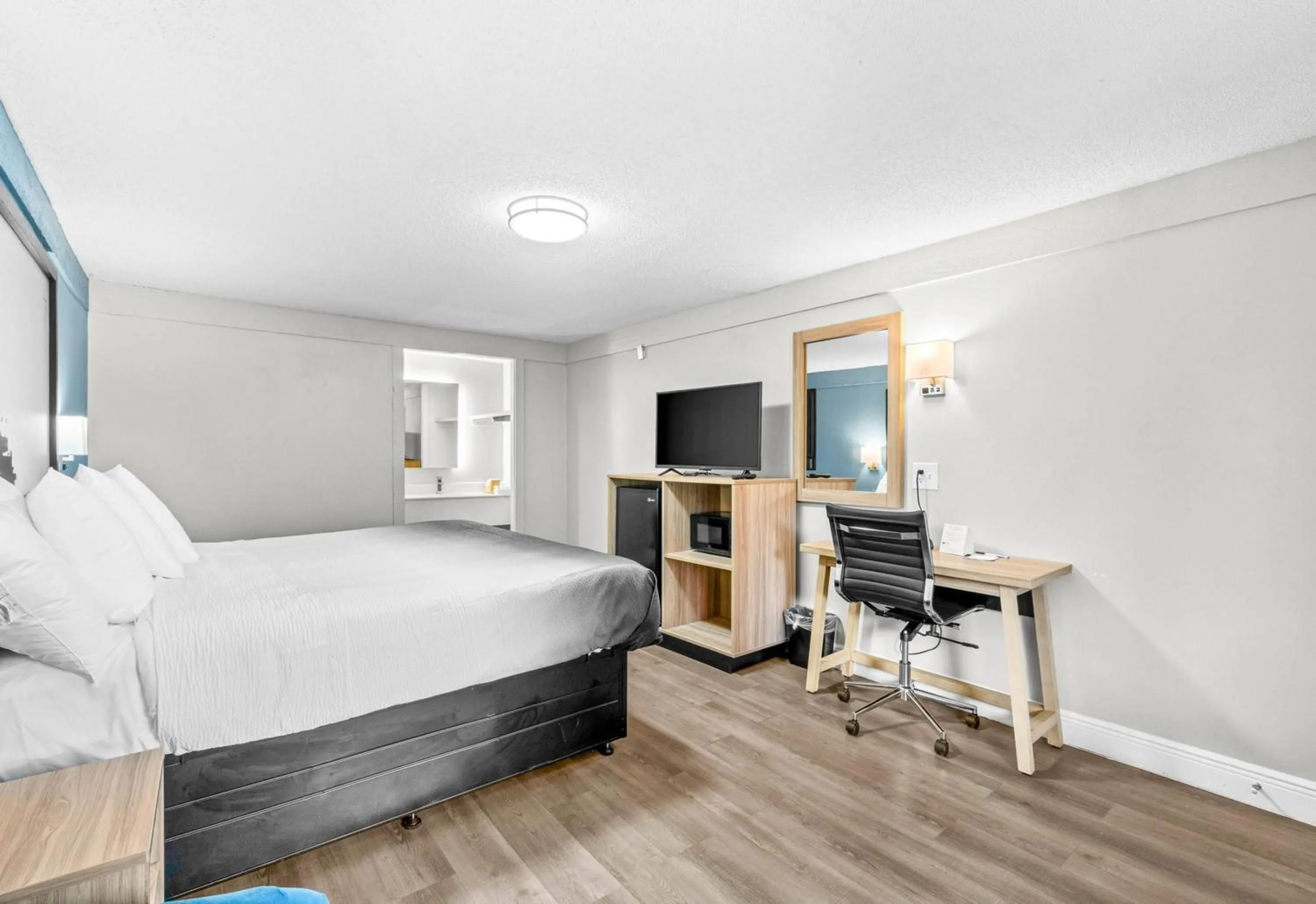 Photo of the whole room, Bed in Super 8 by Wyndham Lantana West Palm Beach