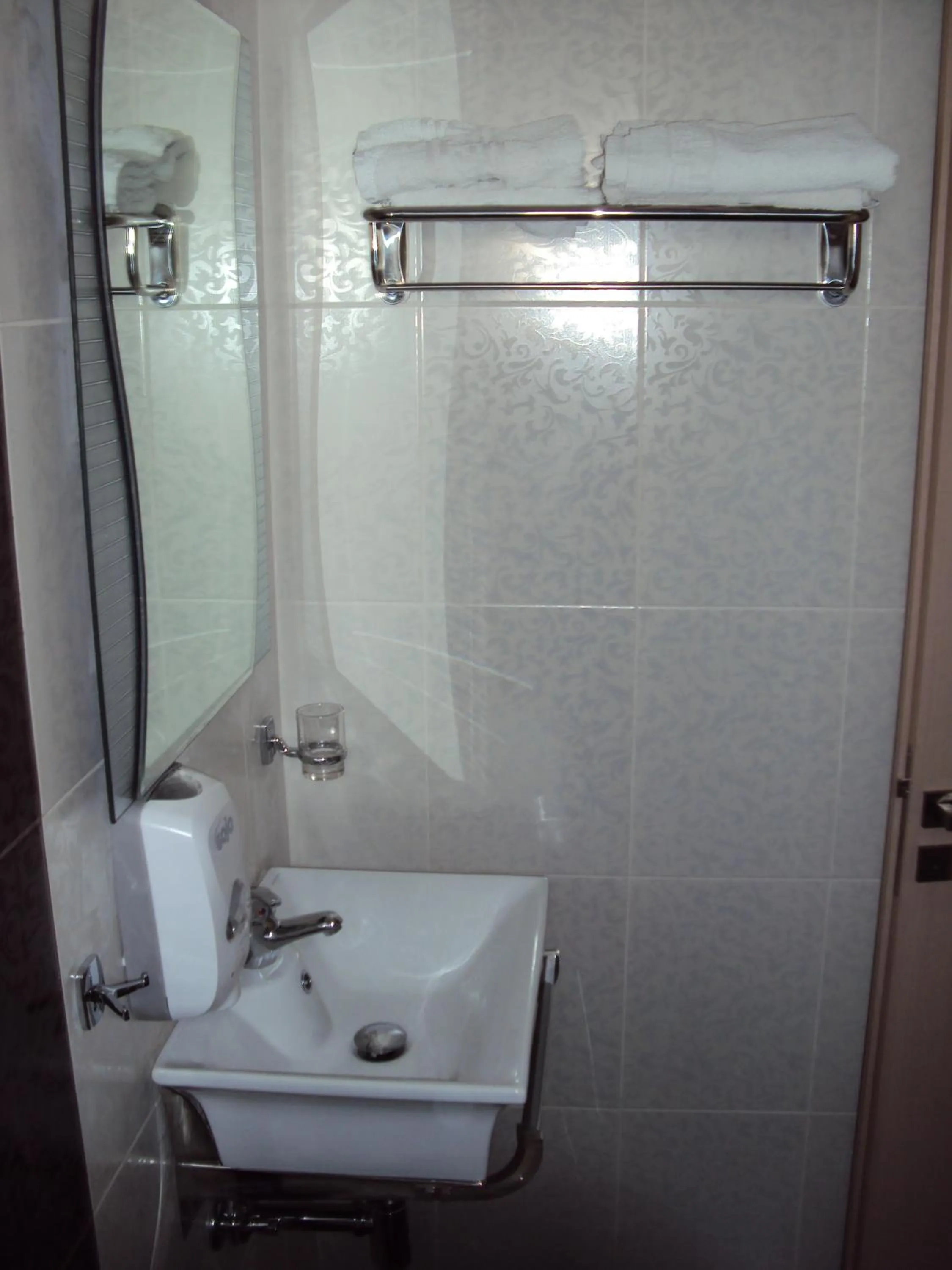 Bathroom in Catherine Hotel