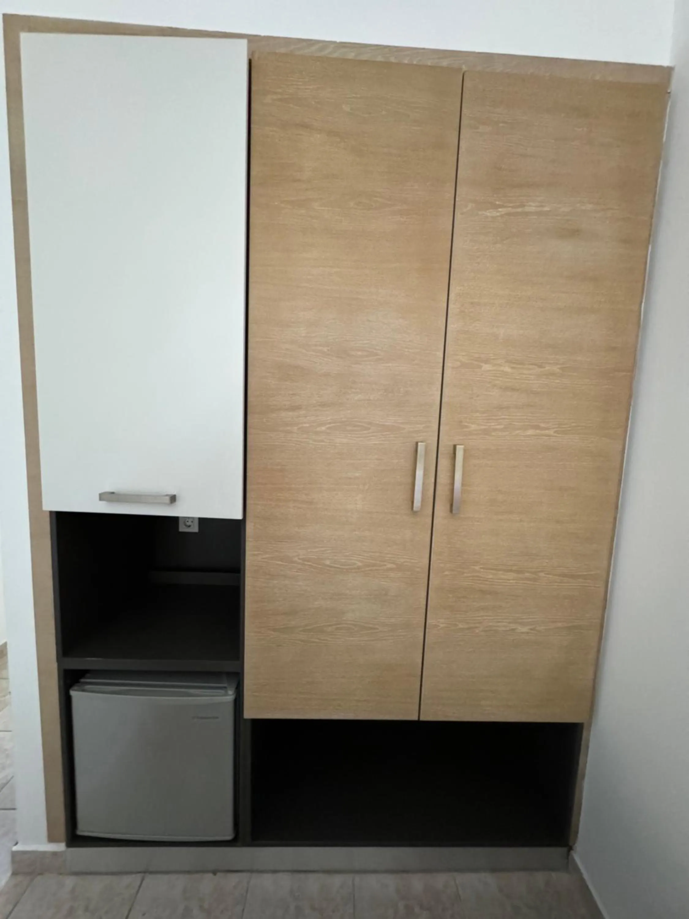 wardrobe in Catherine Hotel