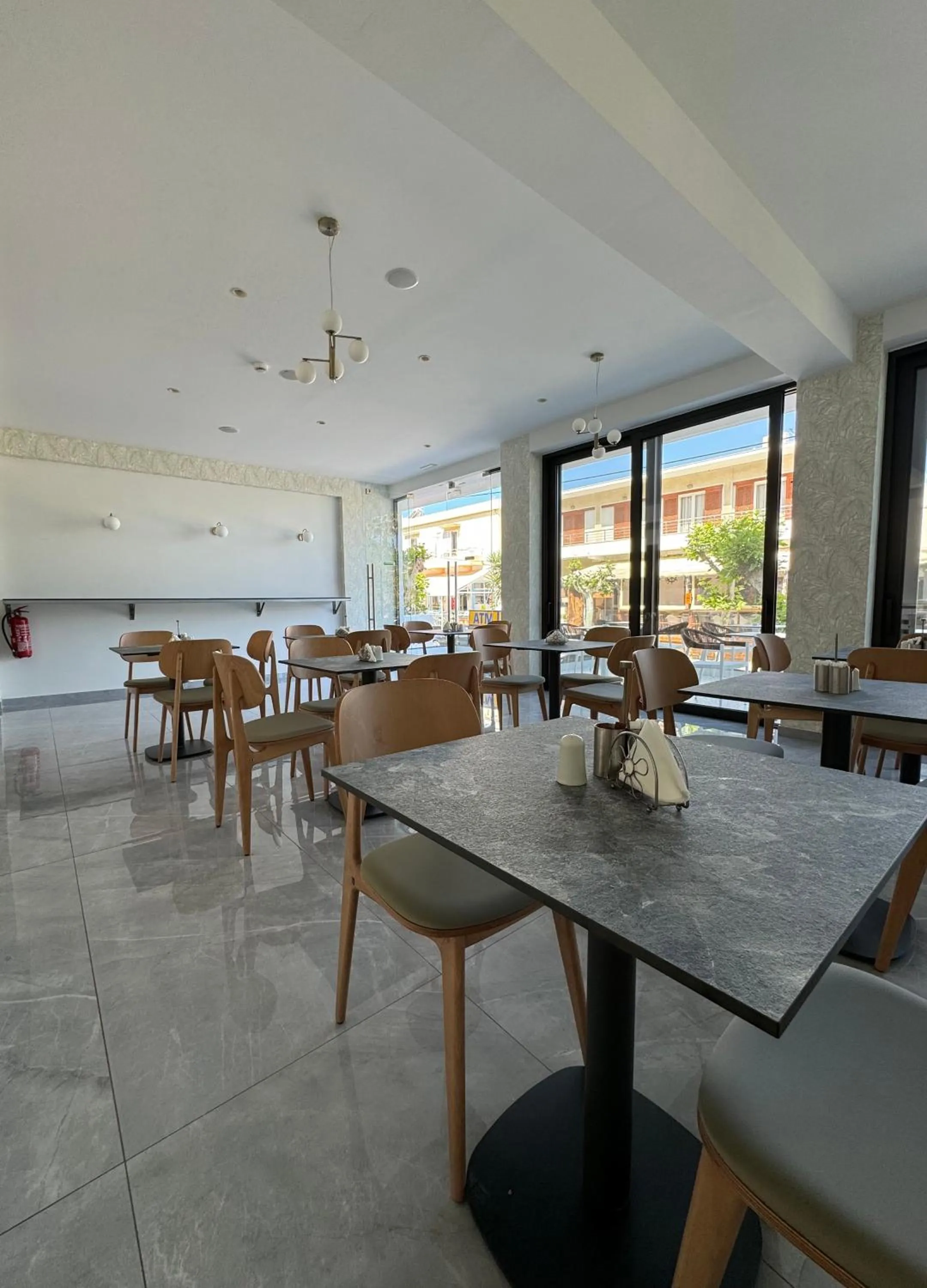 Restaurant/places to eat in Catherine Hotel