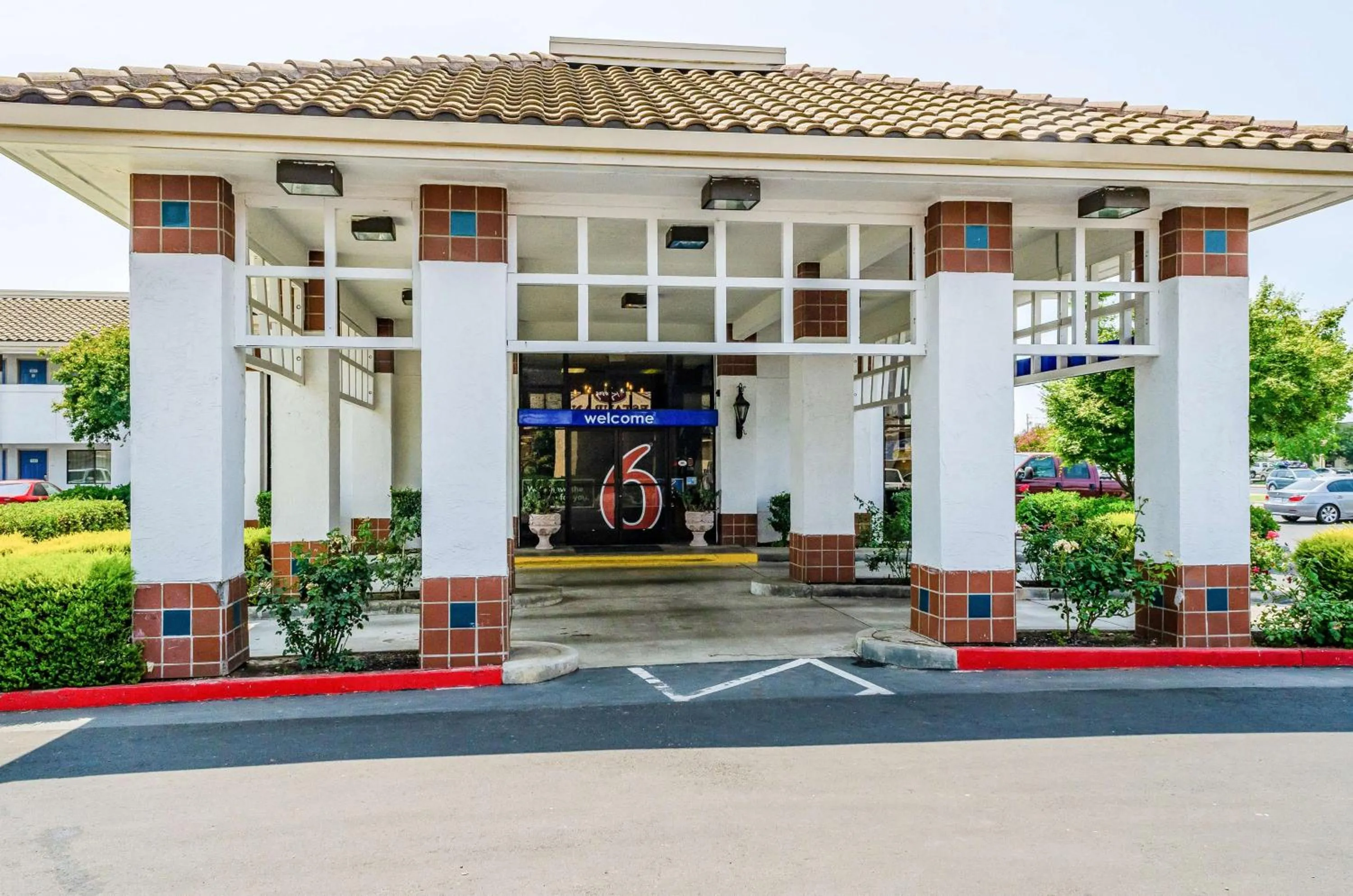 Property building in Motel 6 Oakdale, Ca