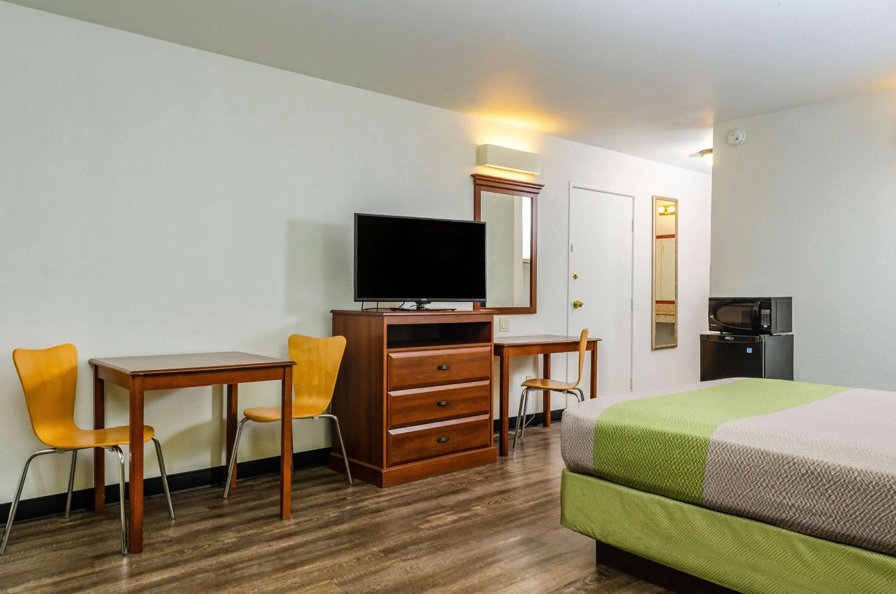 TV and multimedia, Bed in Motel 6 Oakdale, Ca