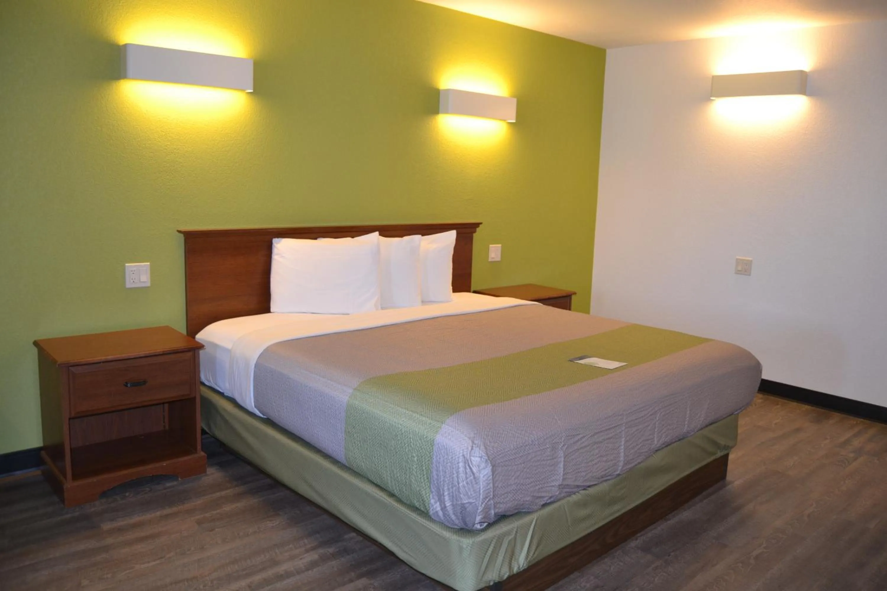 Photo of the whole room, Bed in Motel 6 Oakdale, Ca