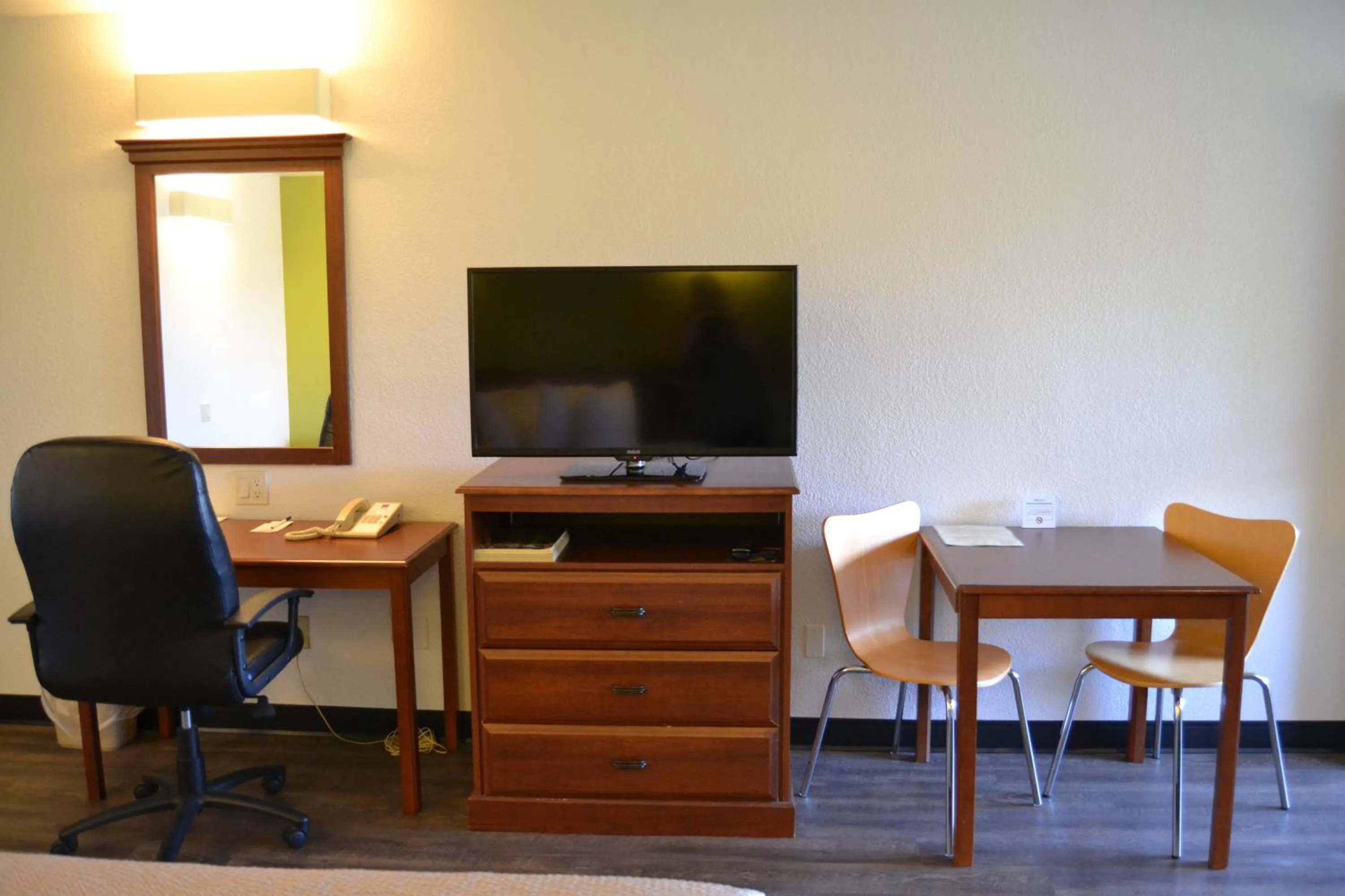 TV and multimedia in Motel 6 Oakdale, Ca