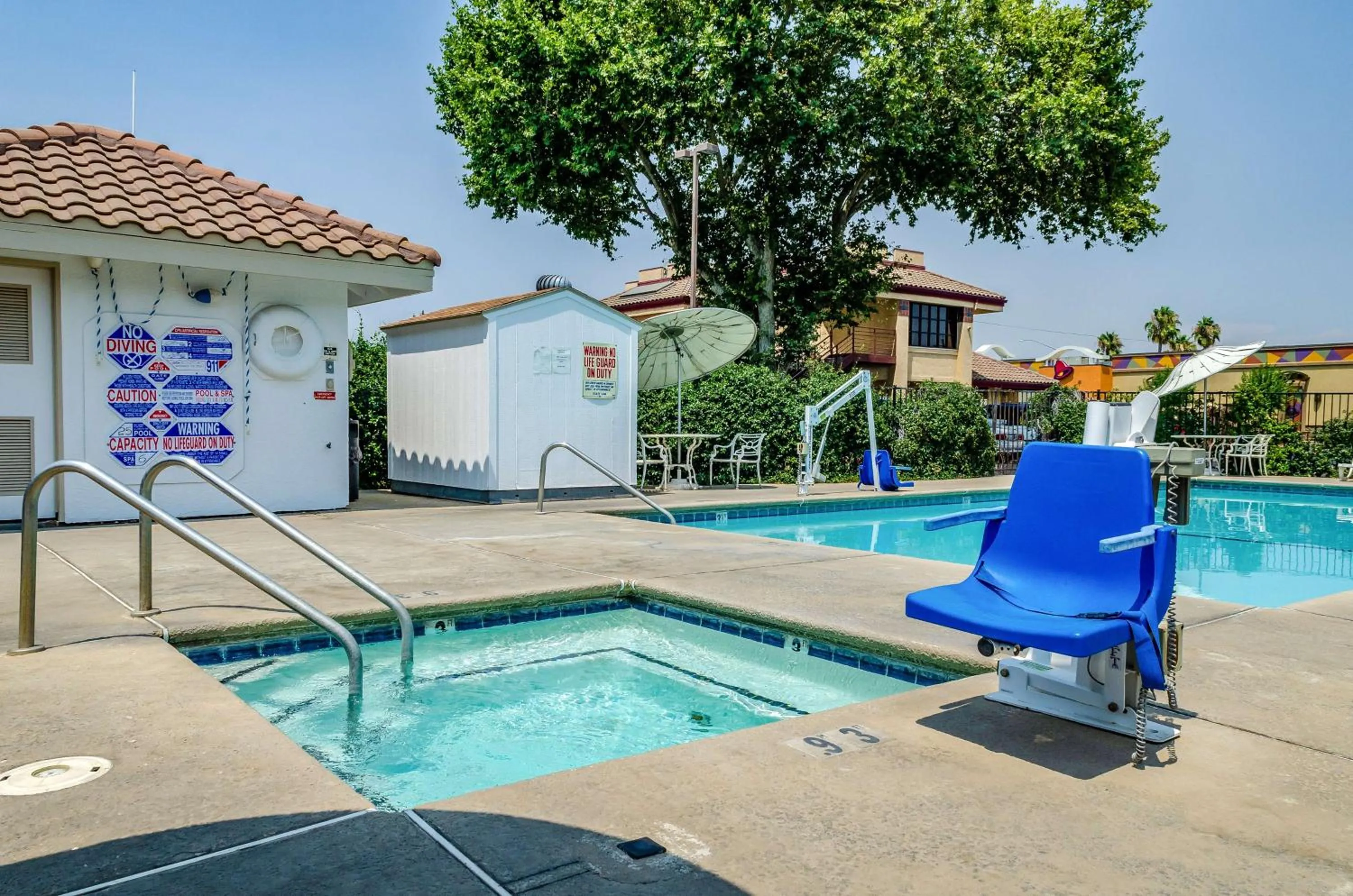 Swimming pool in Motel 6 Oakdale, Ca