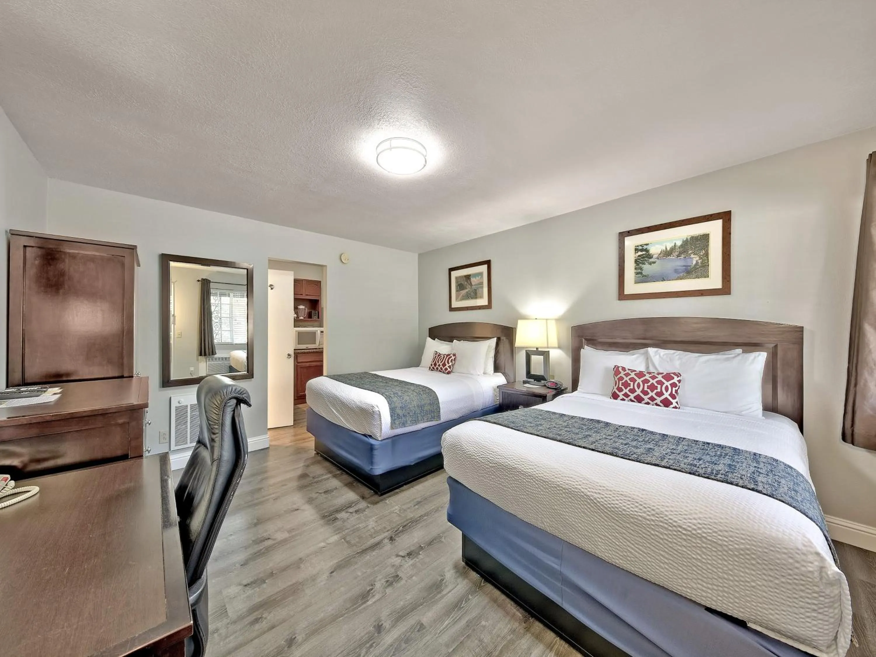 Photo of the whole room, Bed in Heavenly Inn Lake Tahoe