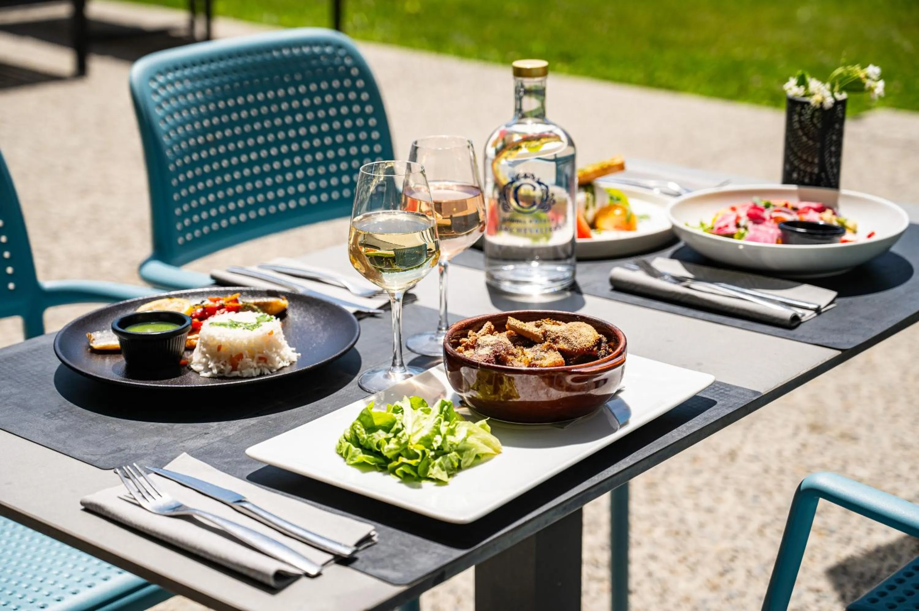 Restaurant/places to eat in SOWELL HOTELS Les Chevaliers