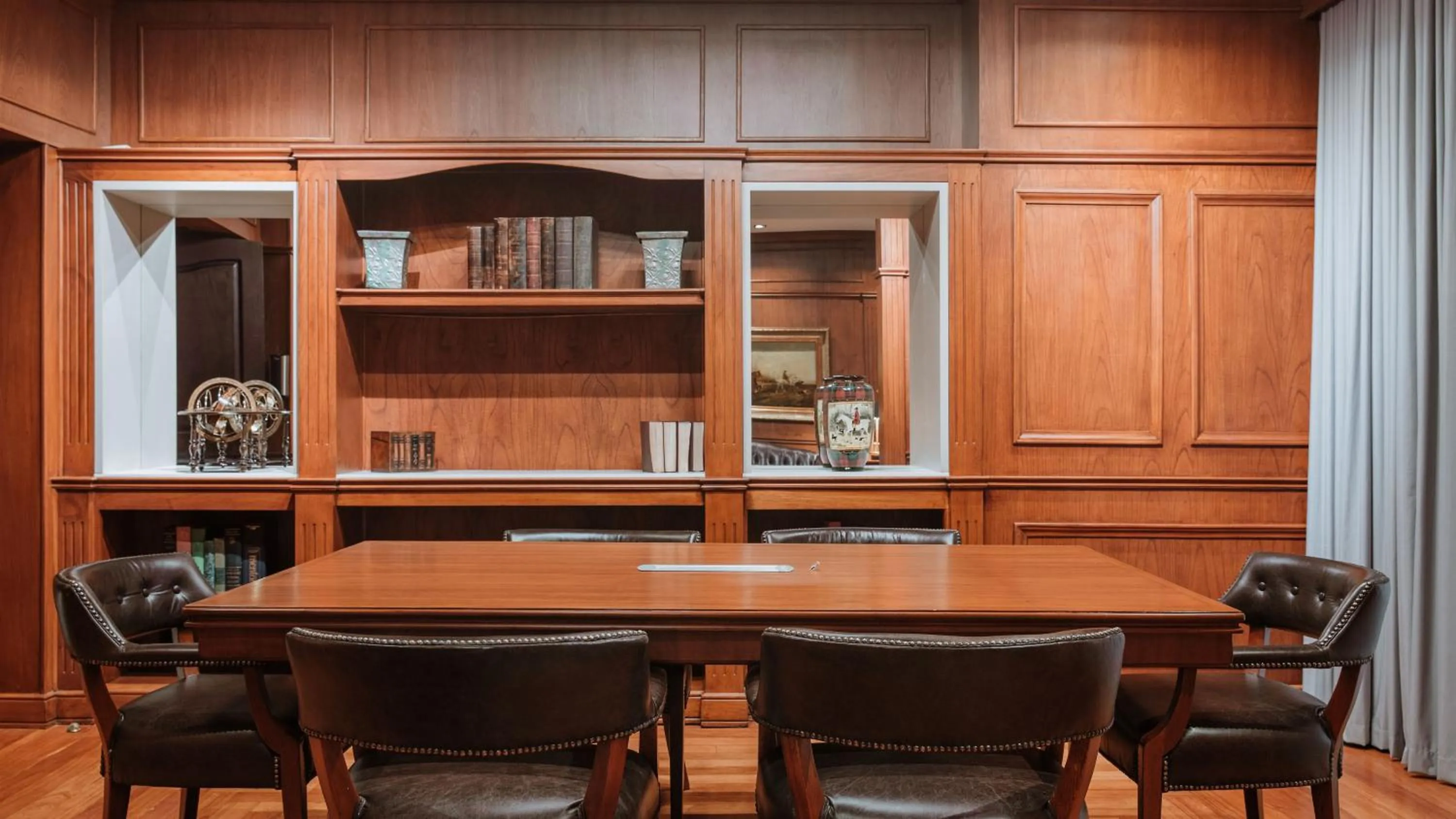 Library in Hotel Park10