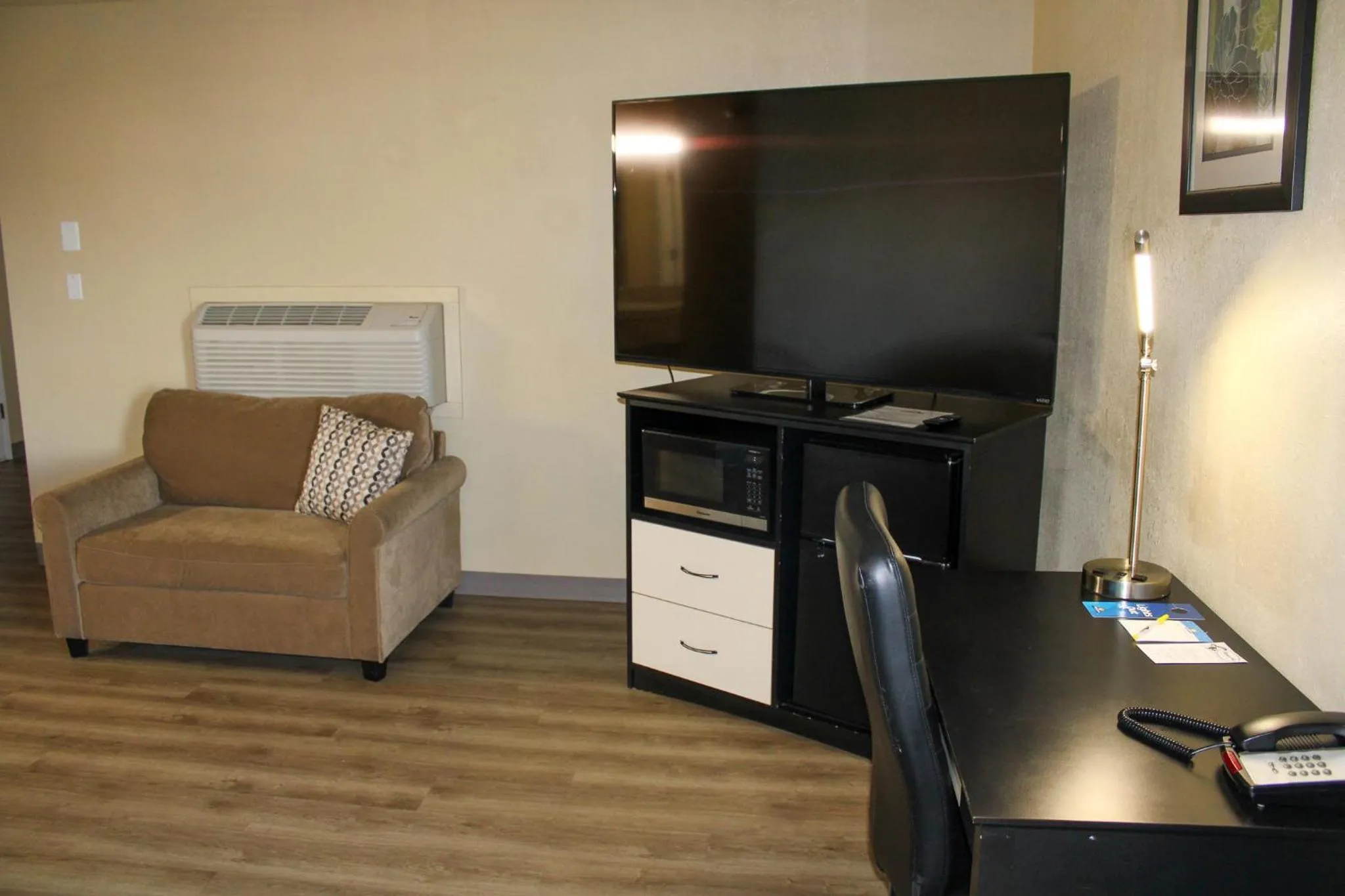 TV and multimedia in Days Inn by Wyndham Bend