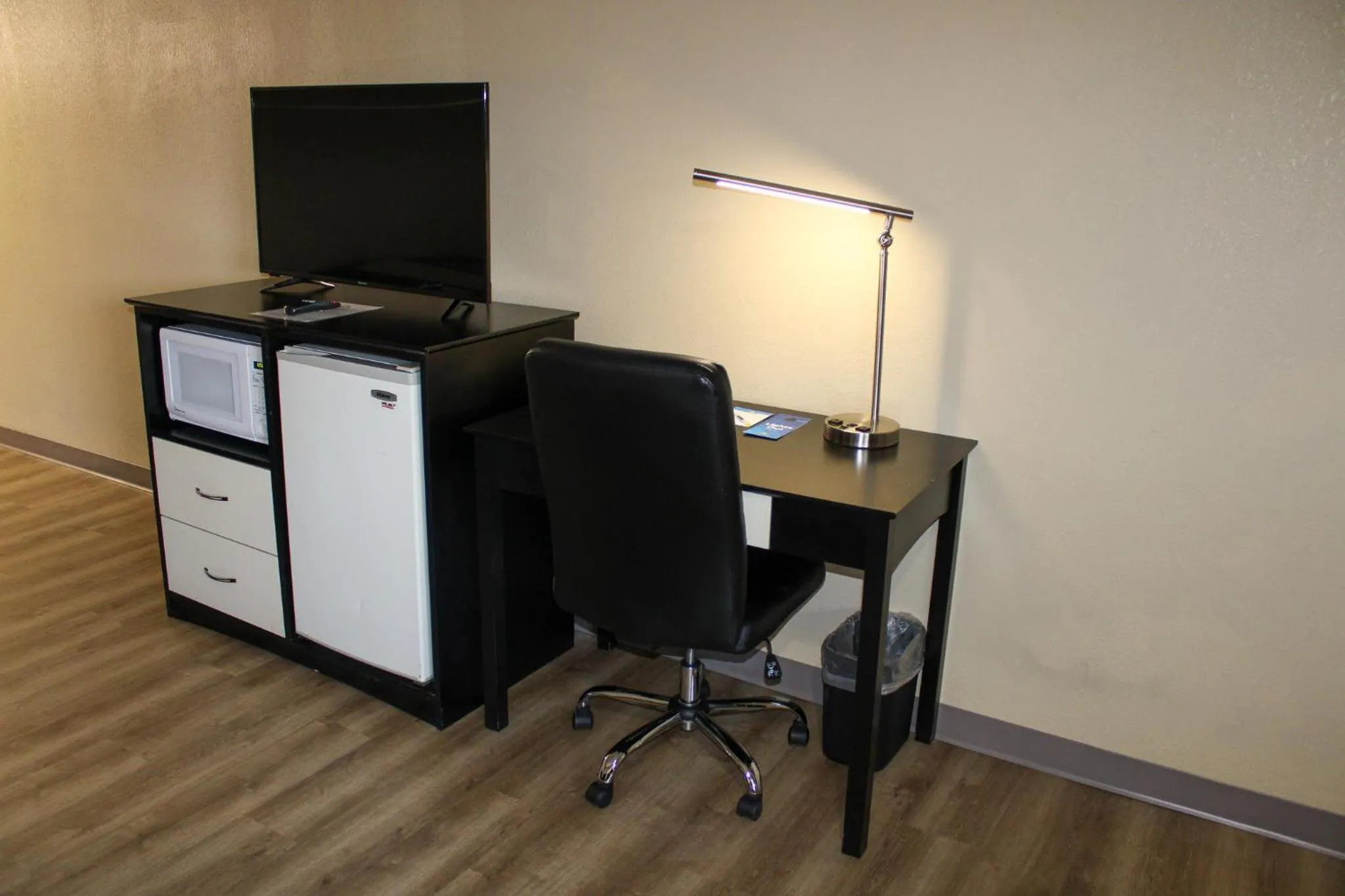 TV and multimedia in Days Inn by Wyndham Bend