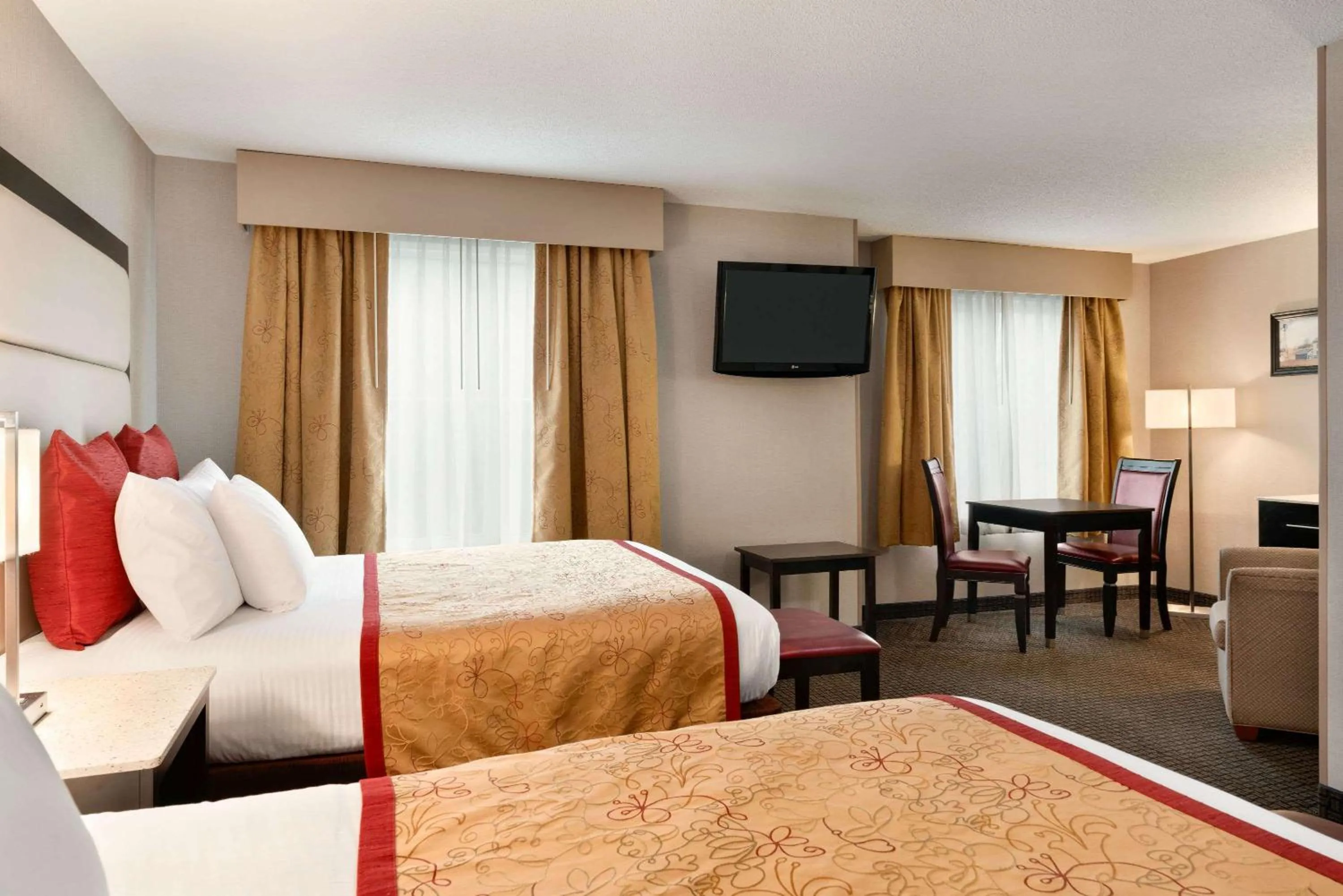 Photo of the whole room, Bed in Lancaster Suites