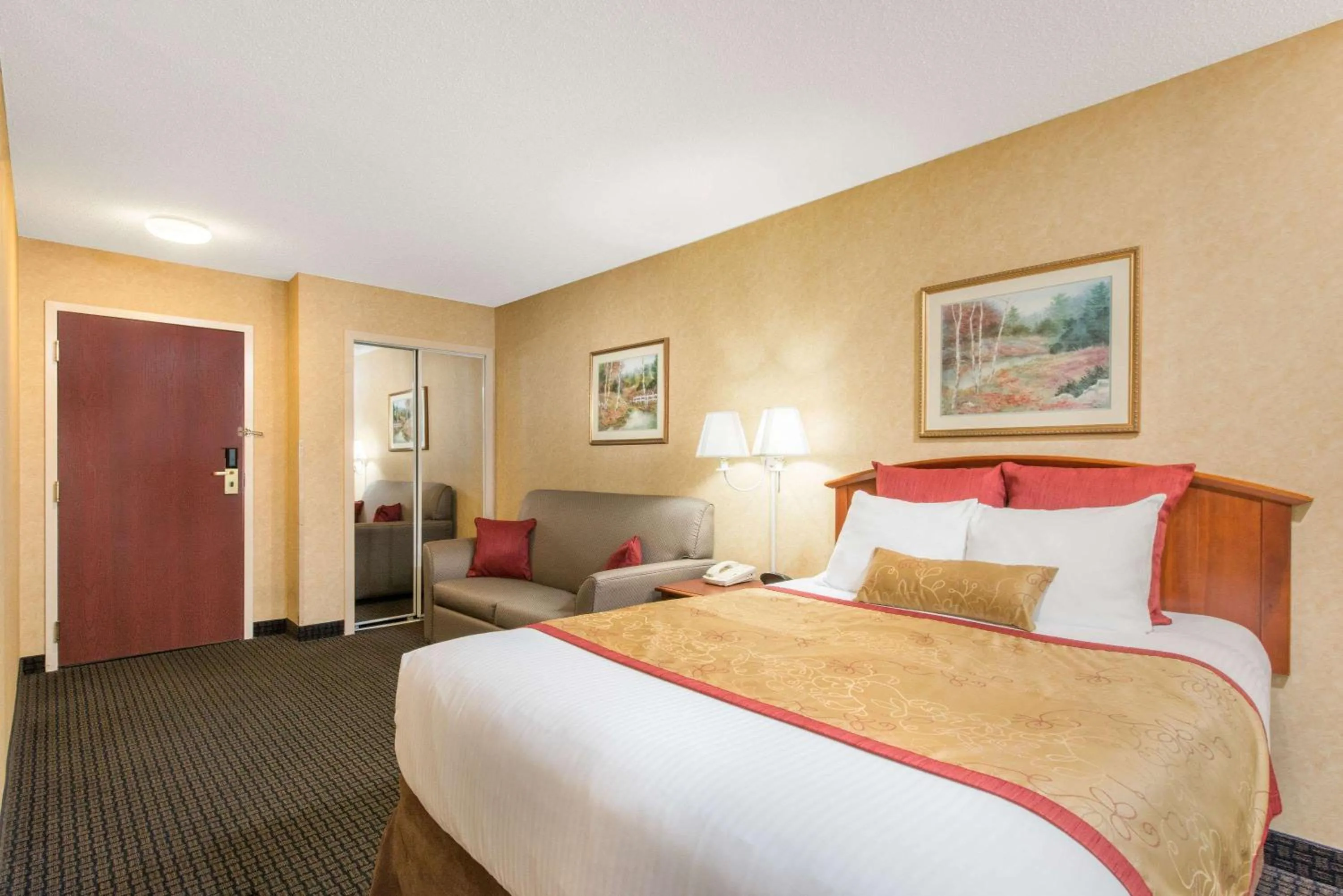 Photo of the whole room, Bed in Lancaster Suites