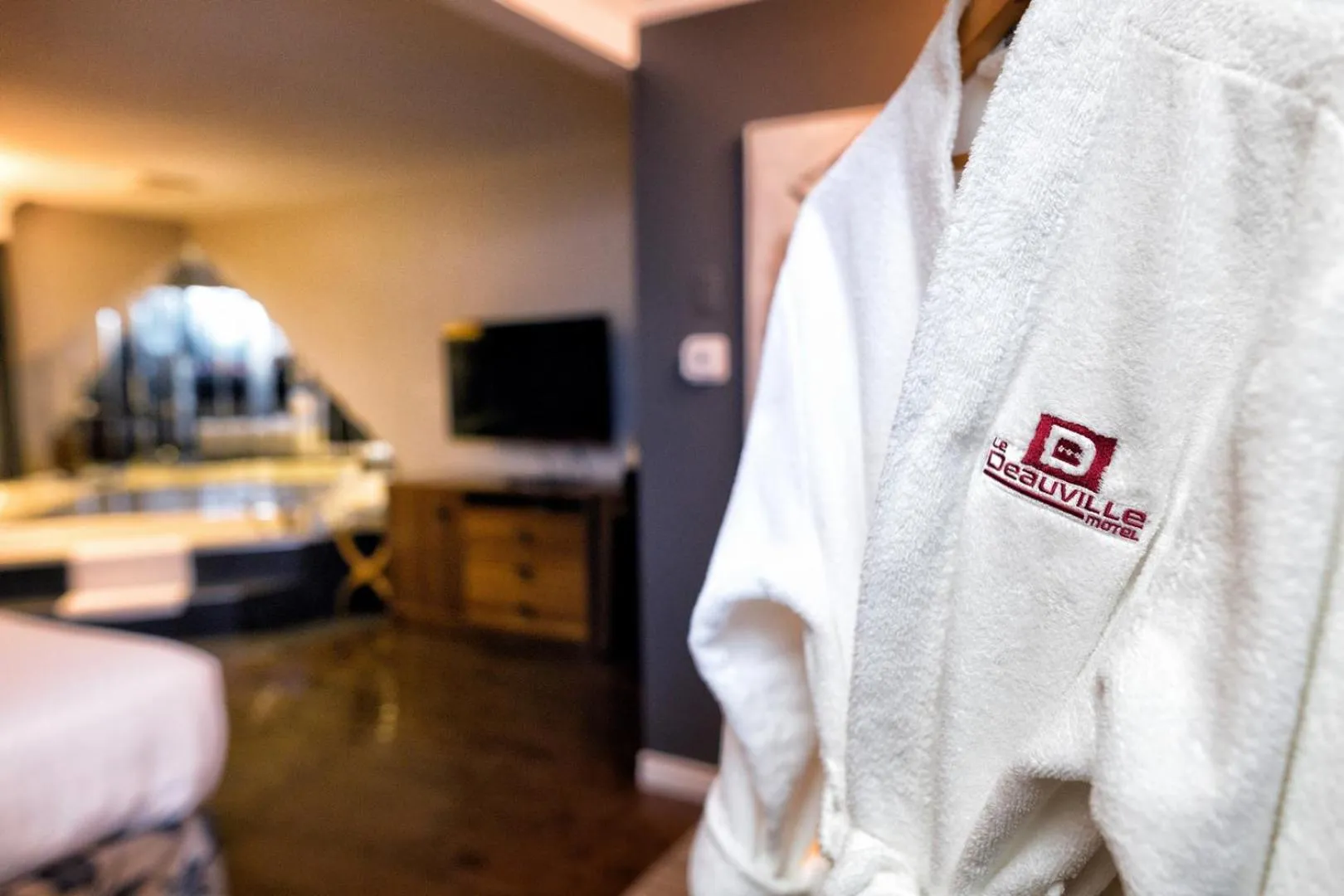 Bed in Le Deauville Motel