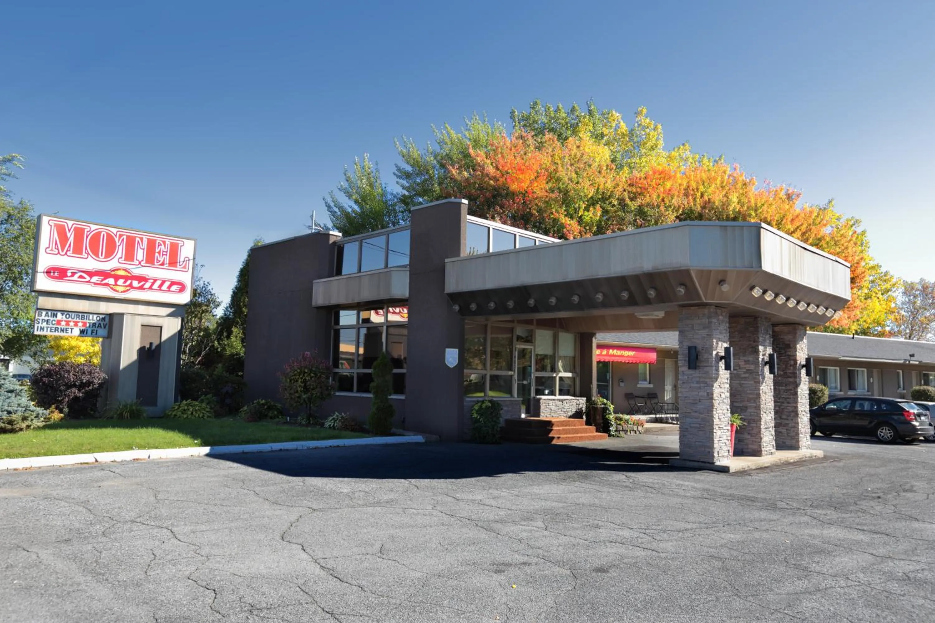 Facade/entrance in Le Deauville Motel