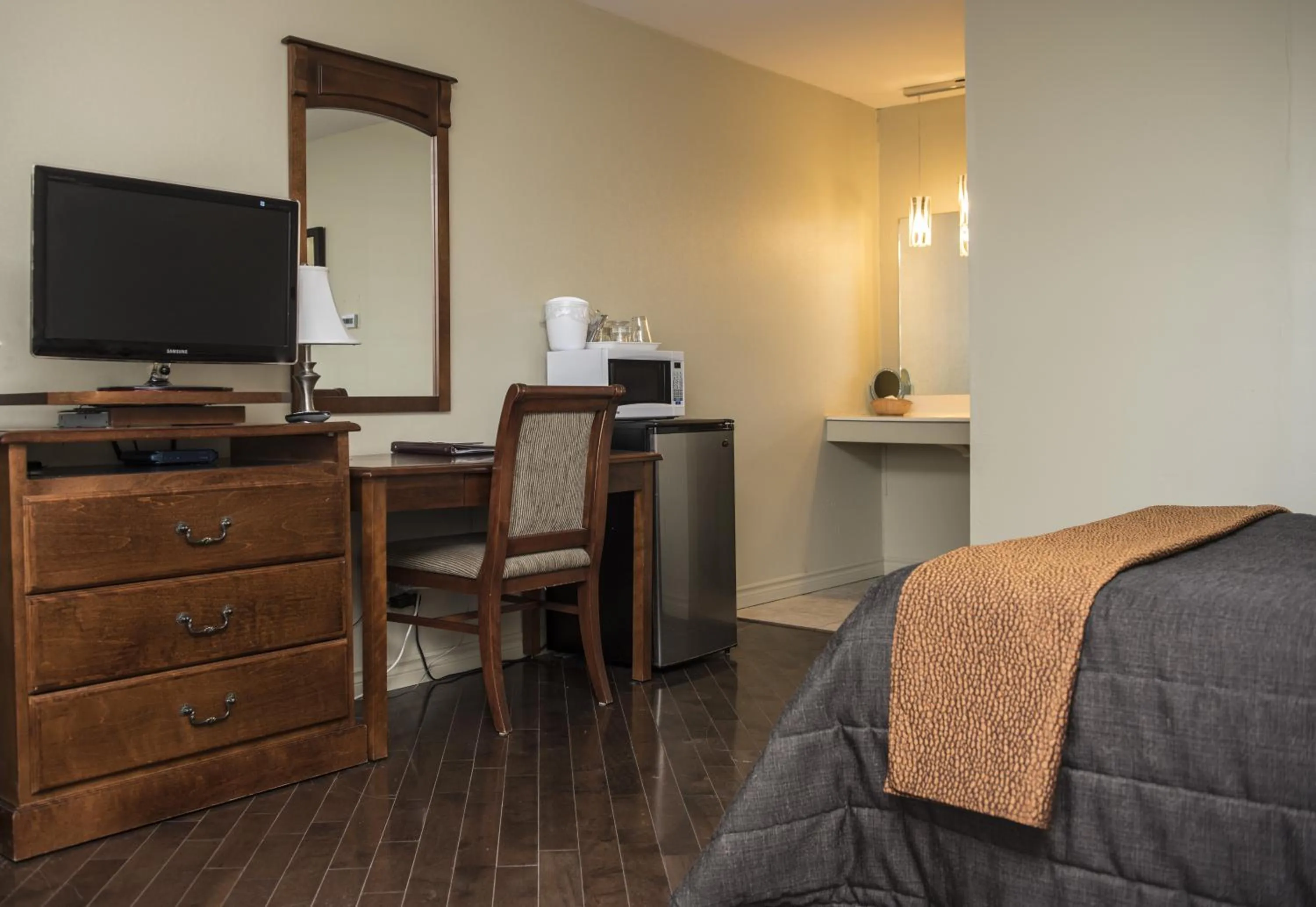 TV and multimedia, Bed in Le Deauville Motel