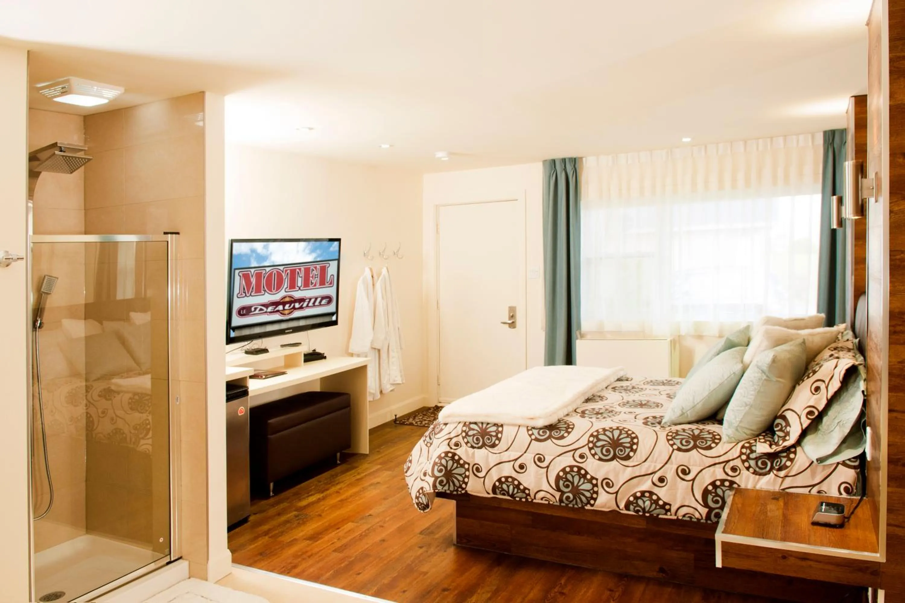 Shower, Bed in Le Deauville Motel