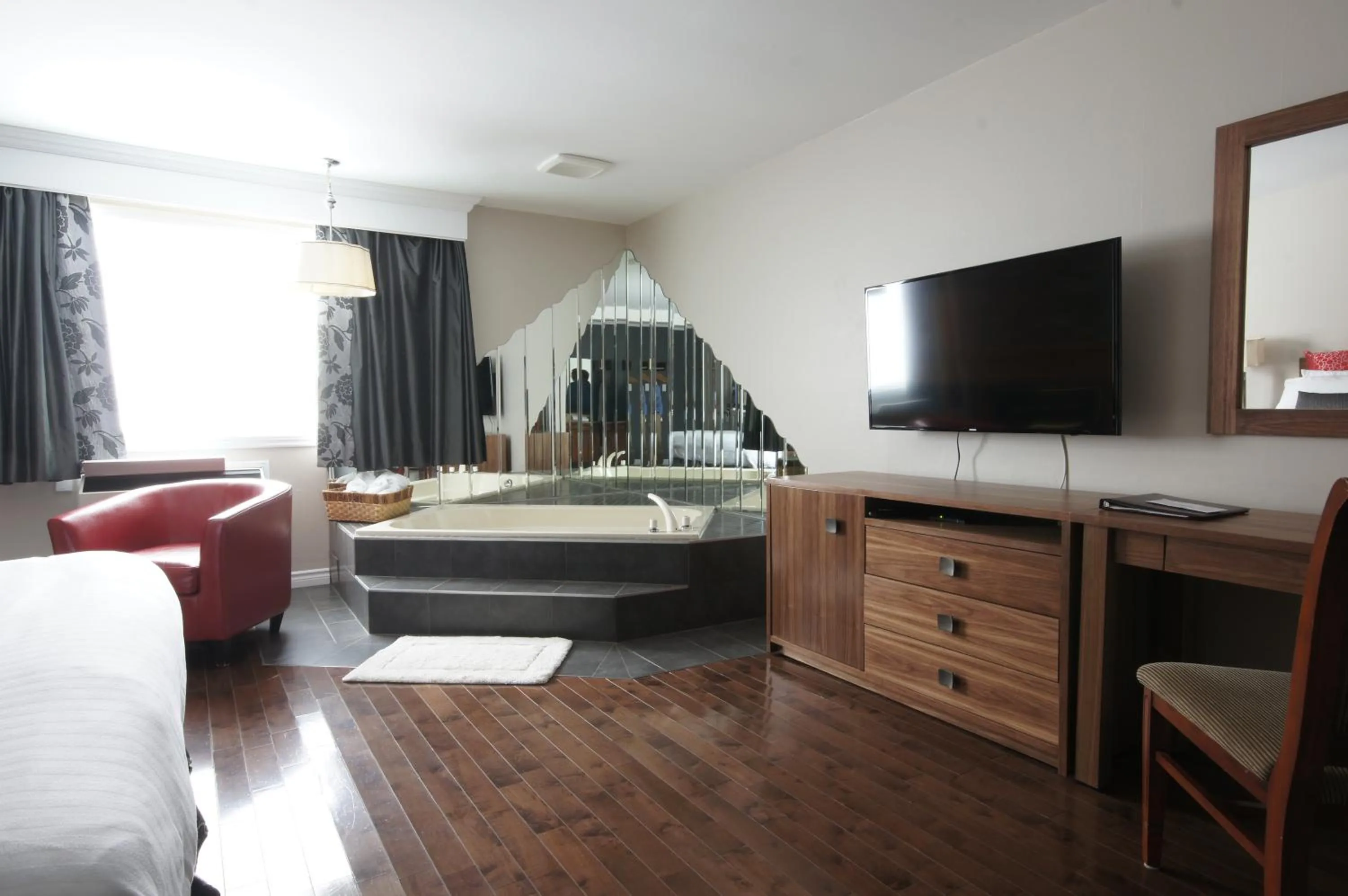 Hot Tub, Bed in Le Deauville Motel