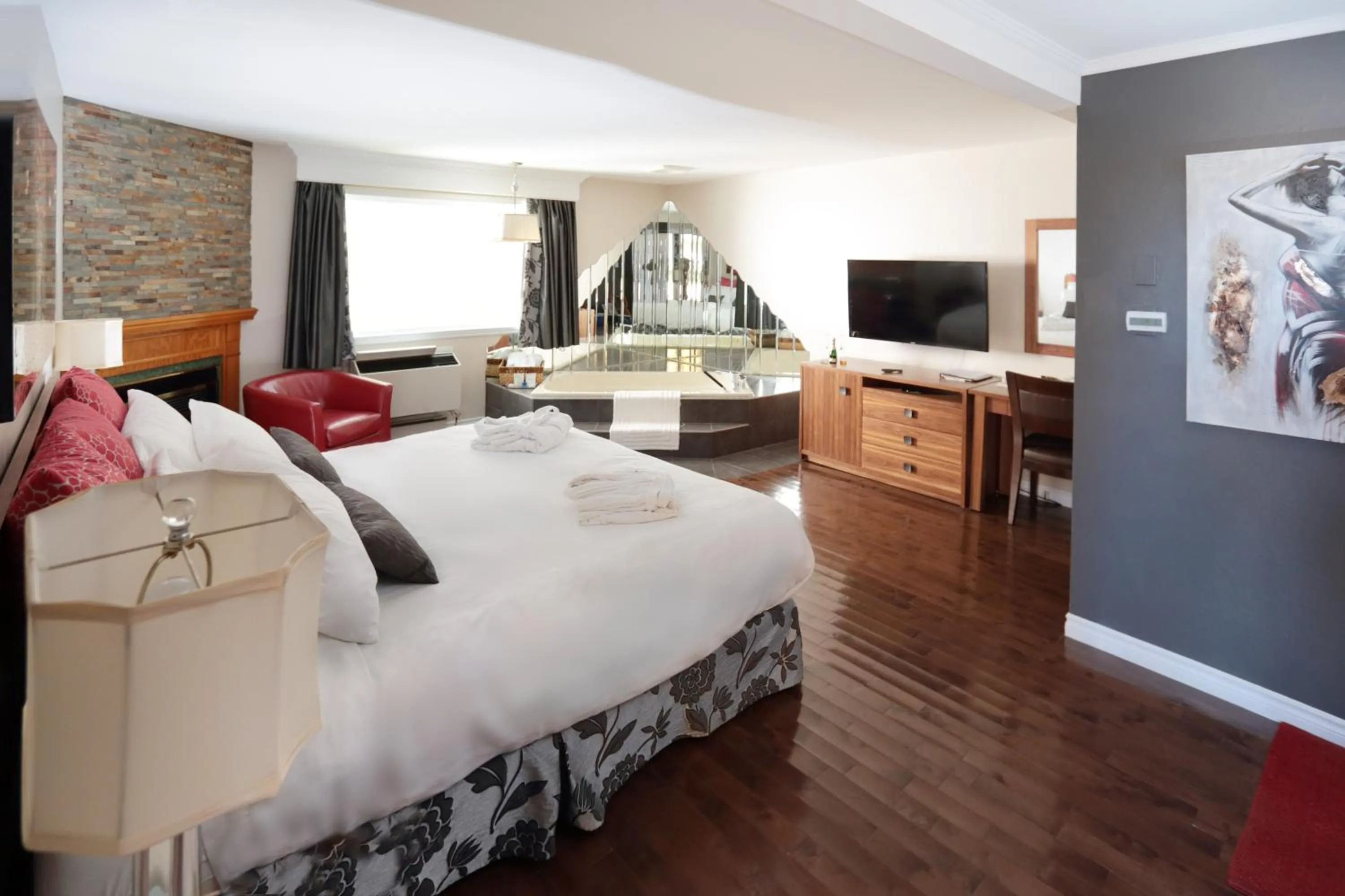 Hot Tub, Bed in Le Deauville Motel