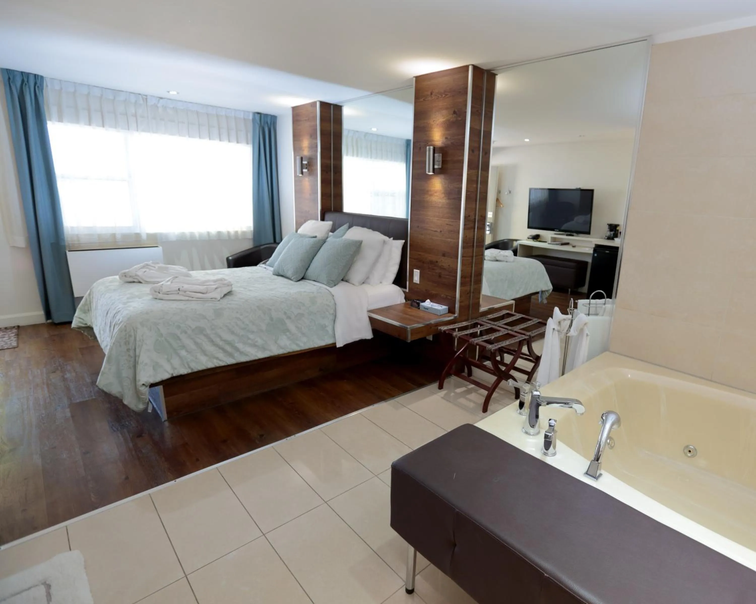 Hot Tub, Bed in Le Deauville Motel