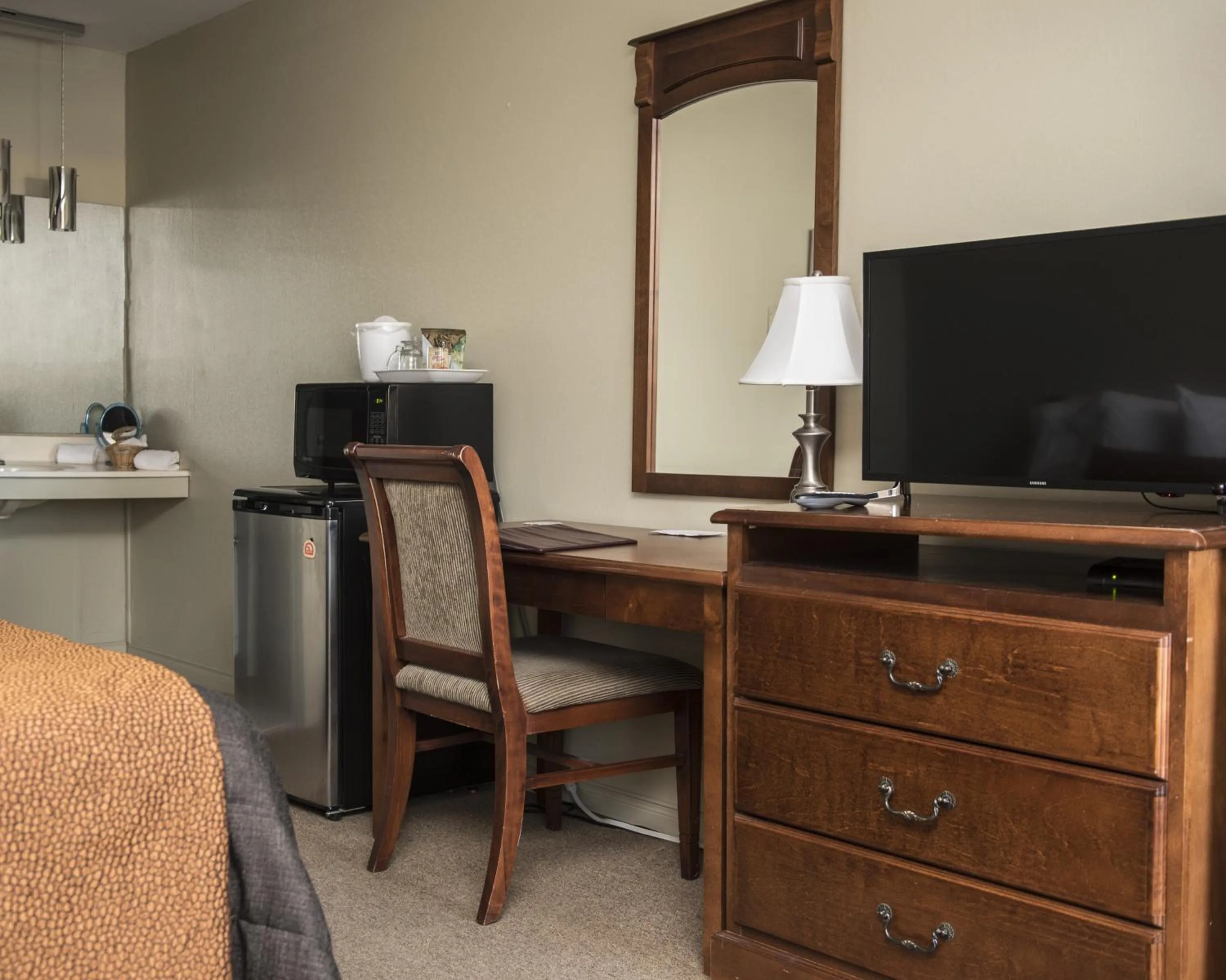 TV and multimedia in Le Deauville Motel