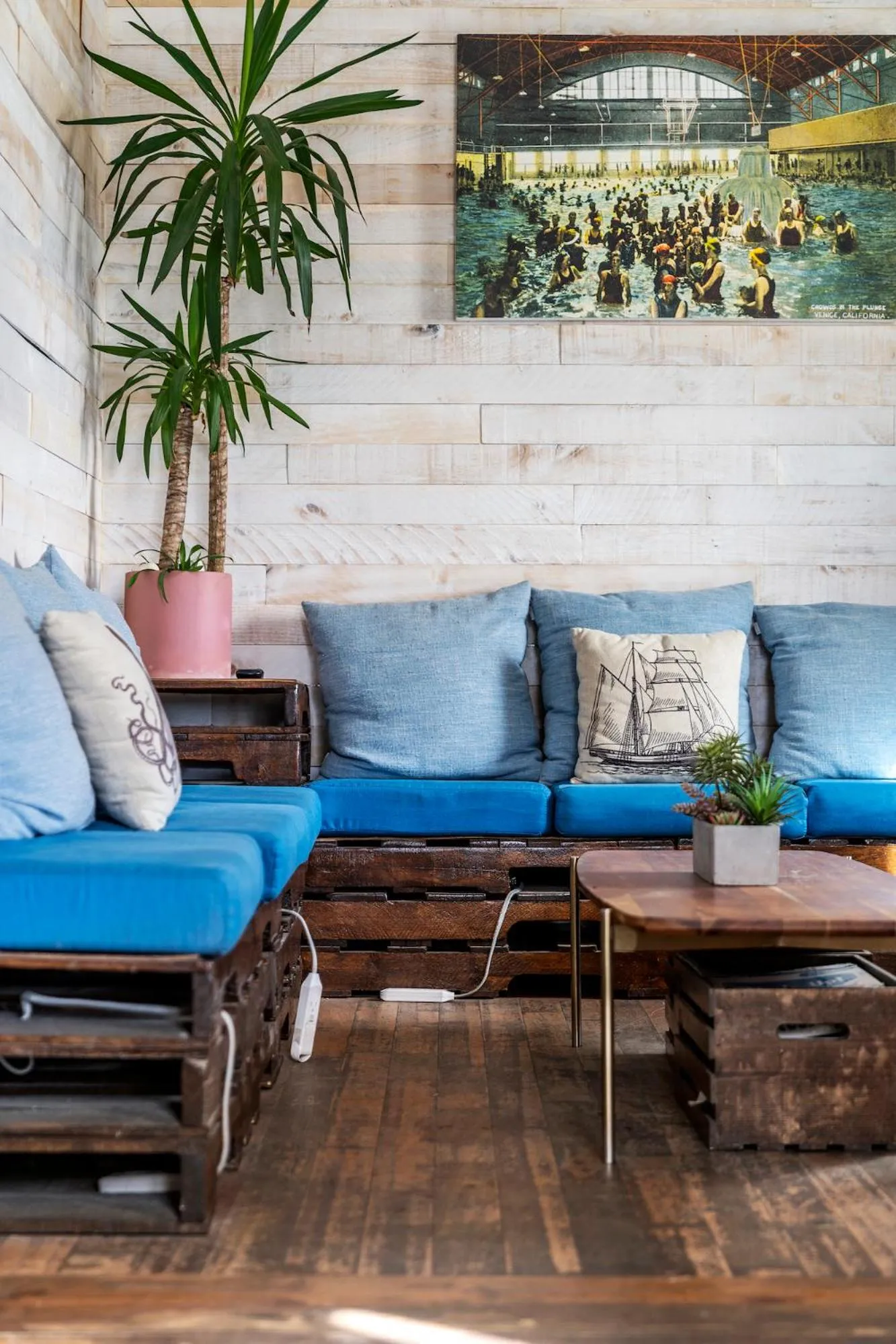 Communal lounge/ TV room in Samesun Venice Beach Hotel & Hostel