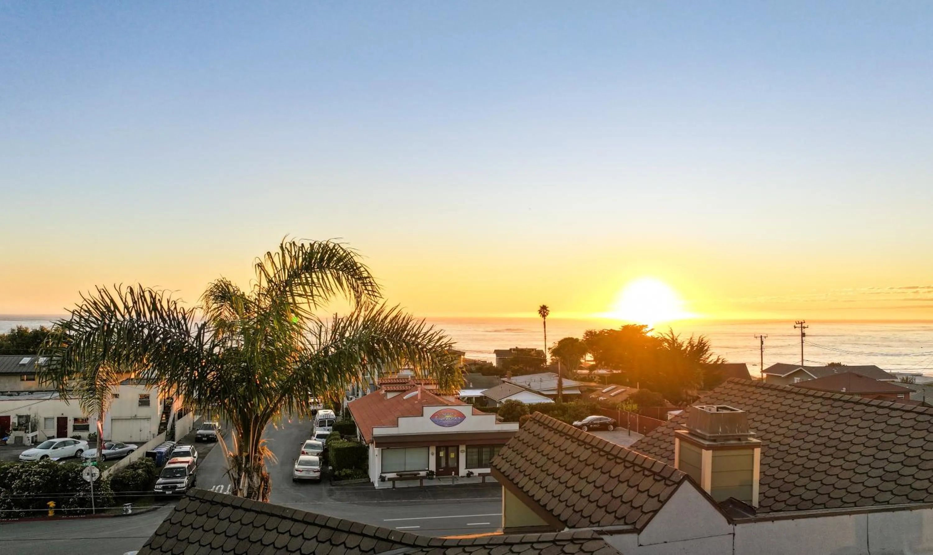 Property building in Cayucos Sunset Inn
