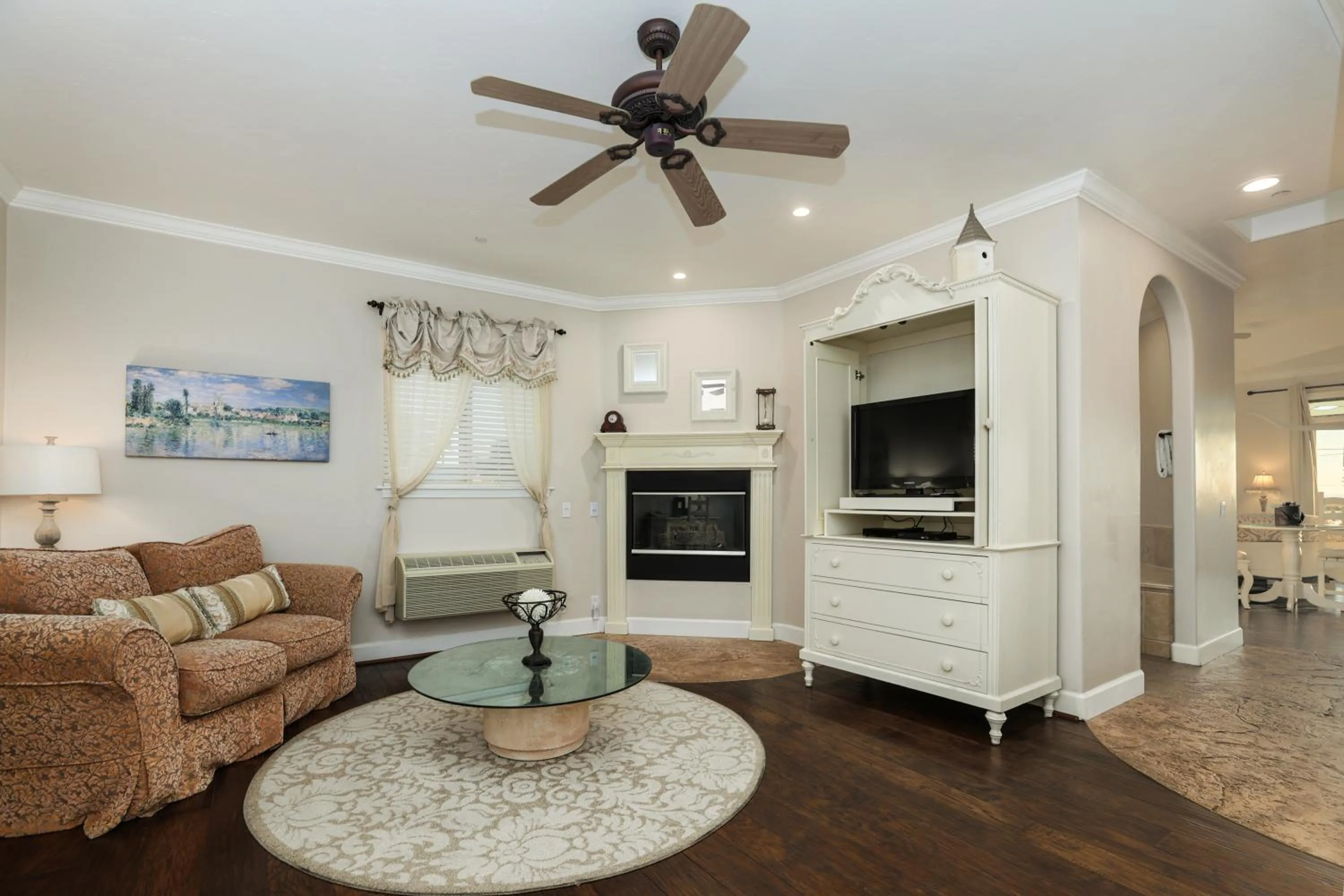 Living room in Cayucos Sunset Inn