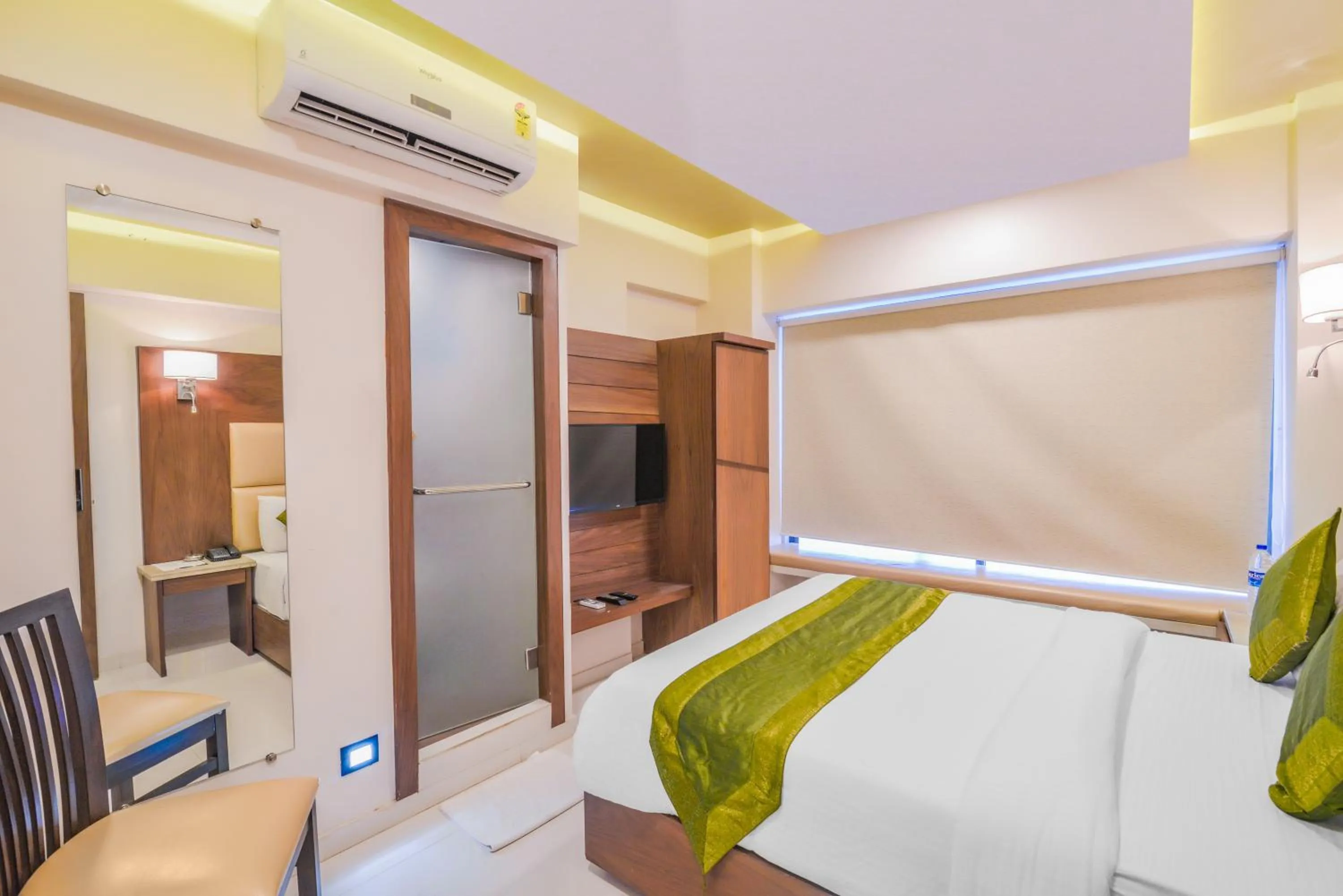 Photo of the whole room, Bed in Oxford Hotel Powai