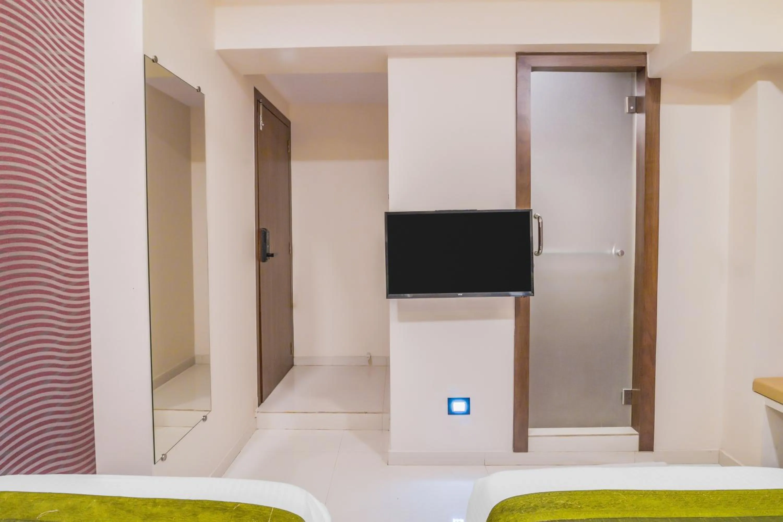 TV and multimedia, Bed in Oxford Hotel Powai