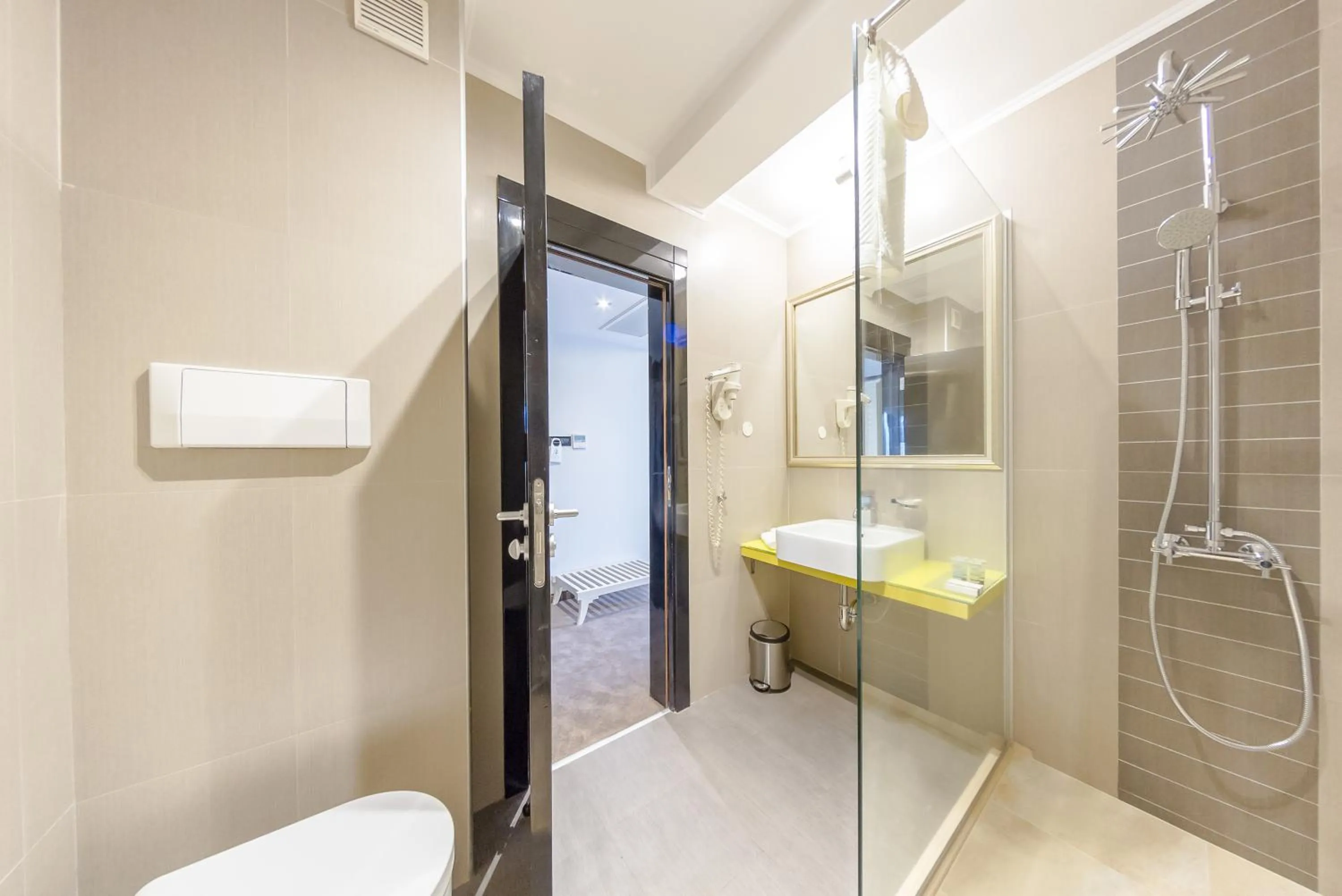 Shower in Hotel Studio