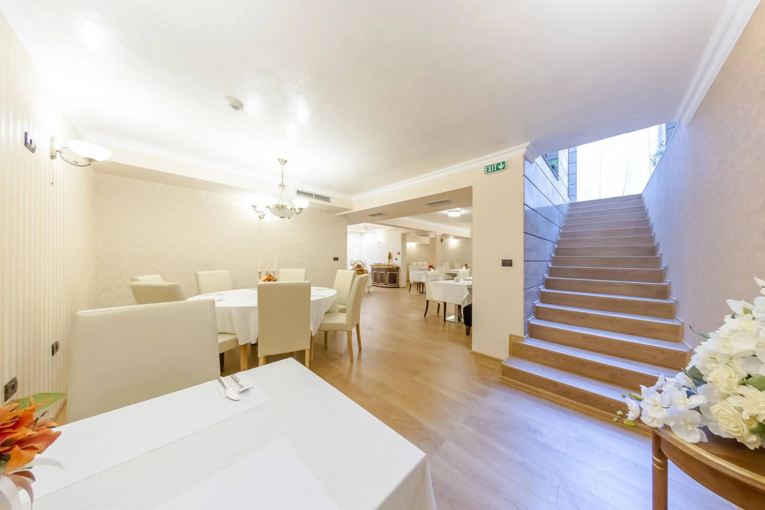 Restaurant/places to eat in Hotel Studio