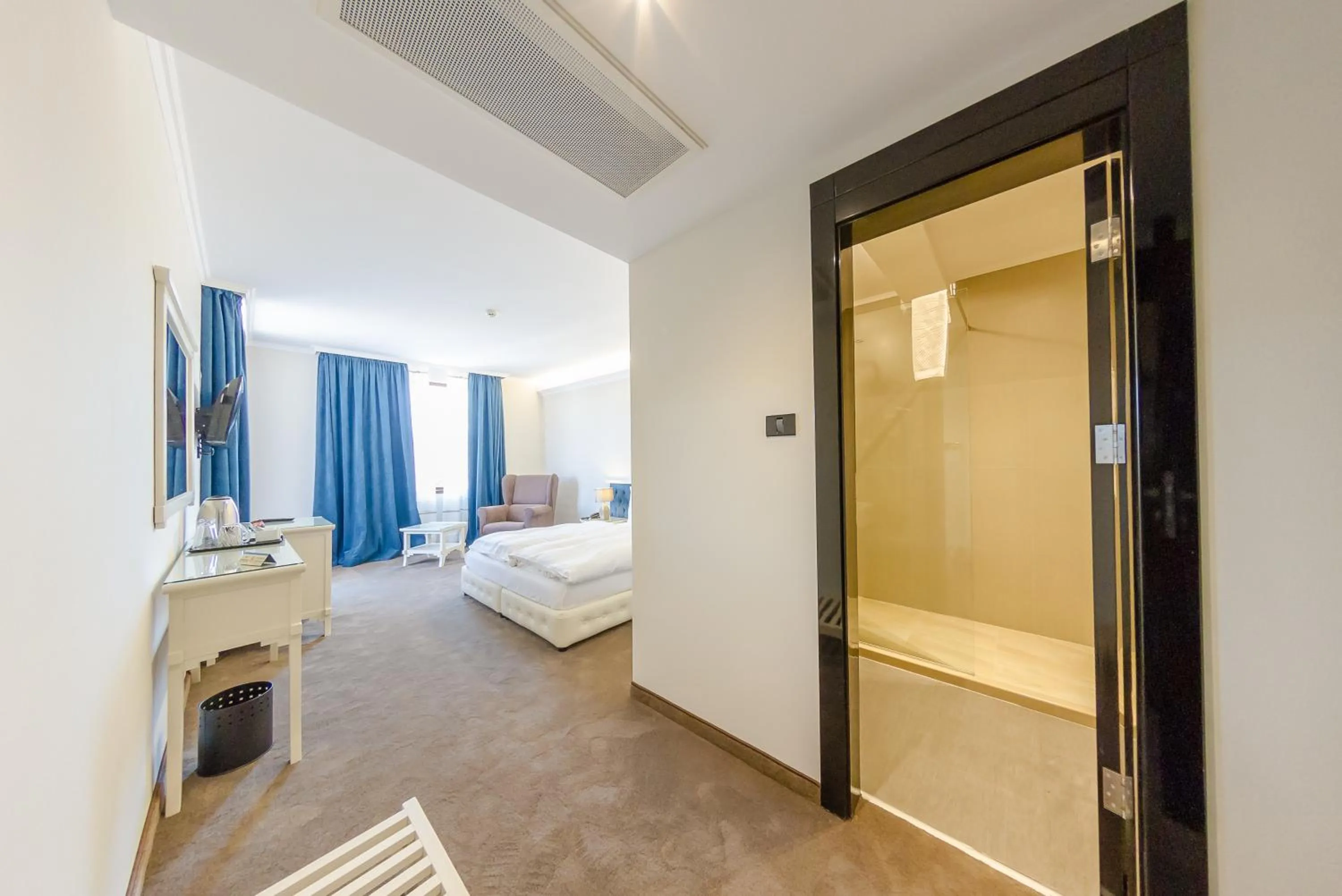 Photo of the whole room, Bed in Hotel Studio