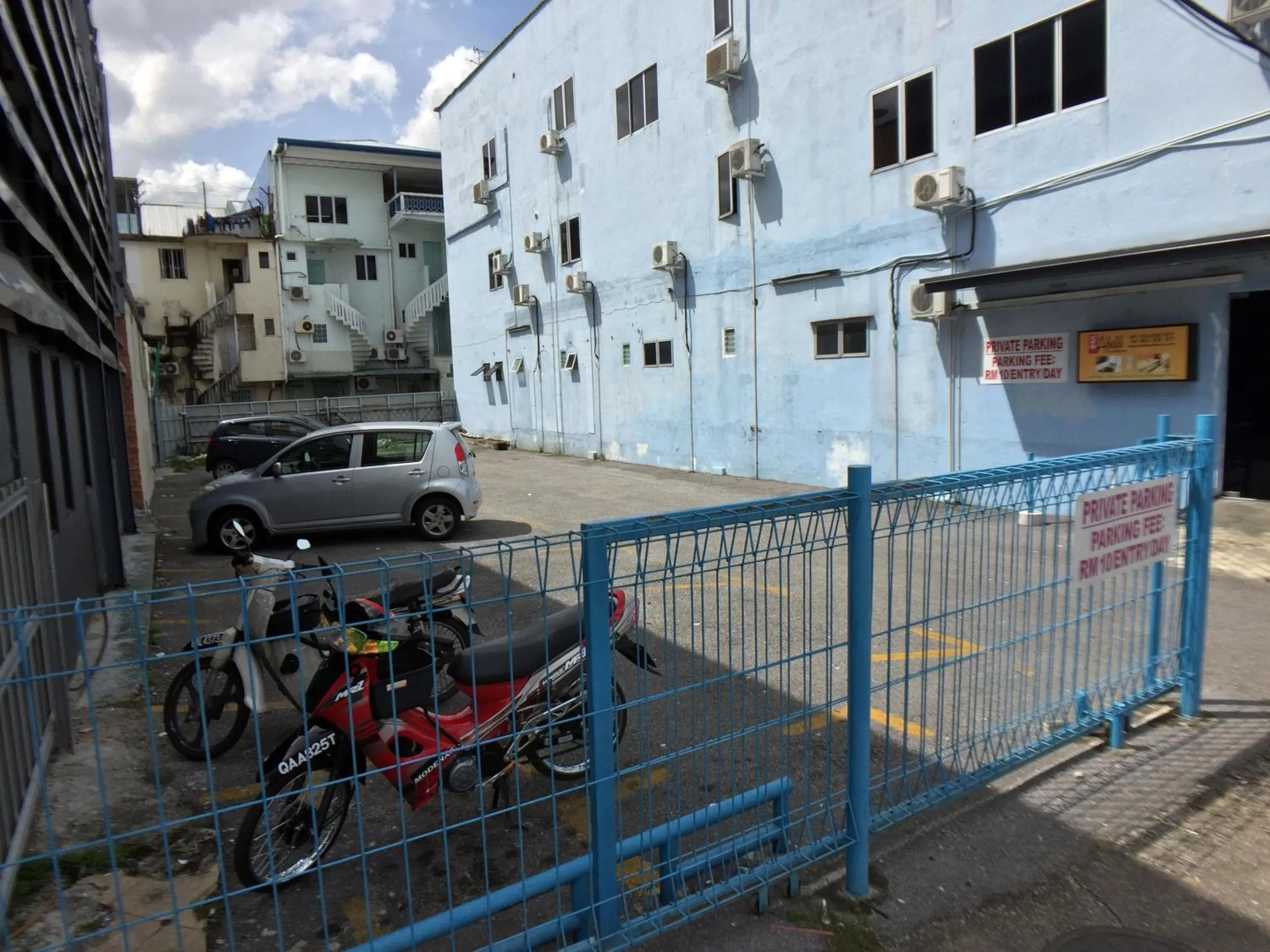 Facade/entrance in Abell Residence