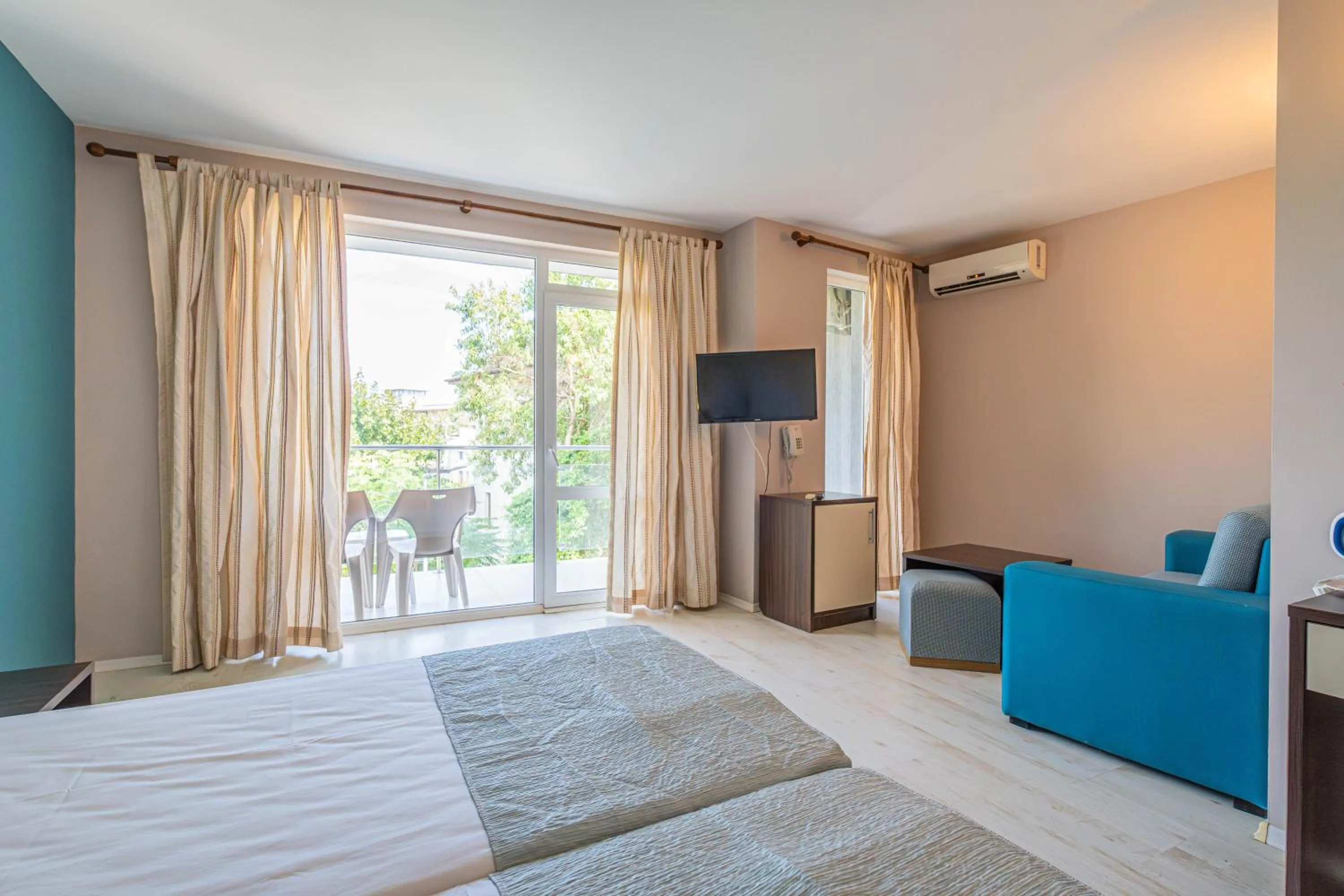 TV and multimedia, Bed in Valeo Hotel