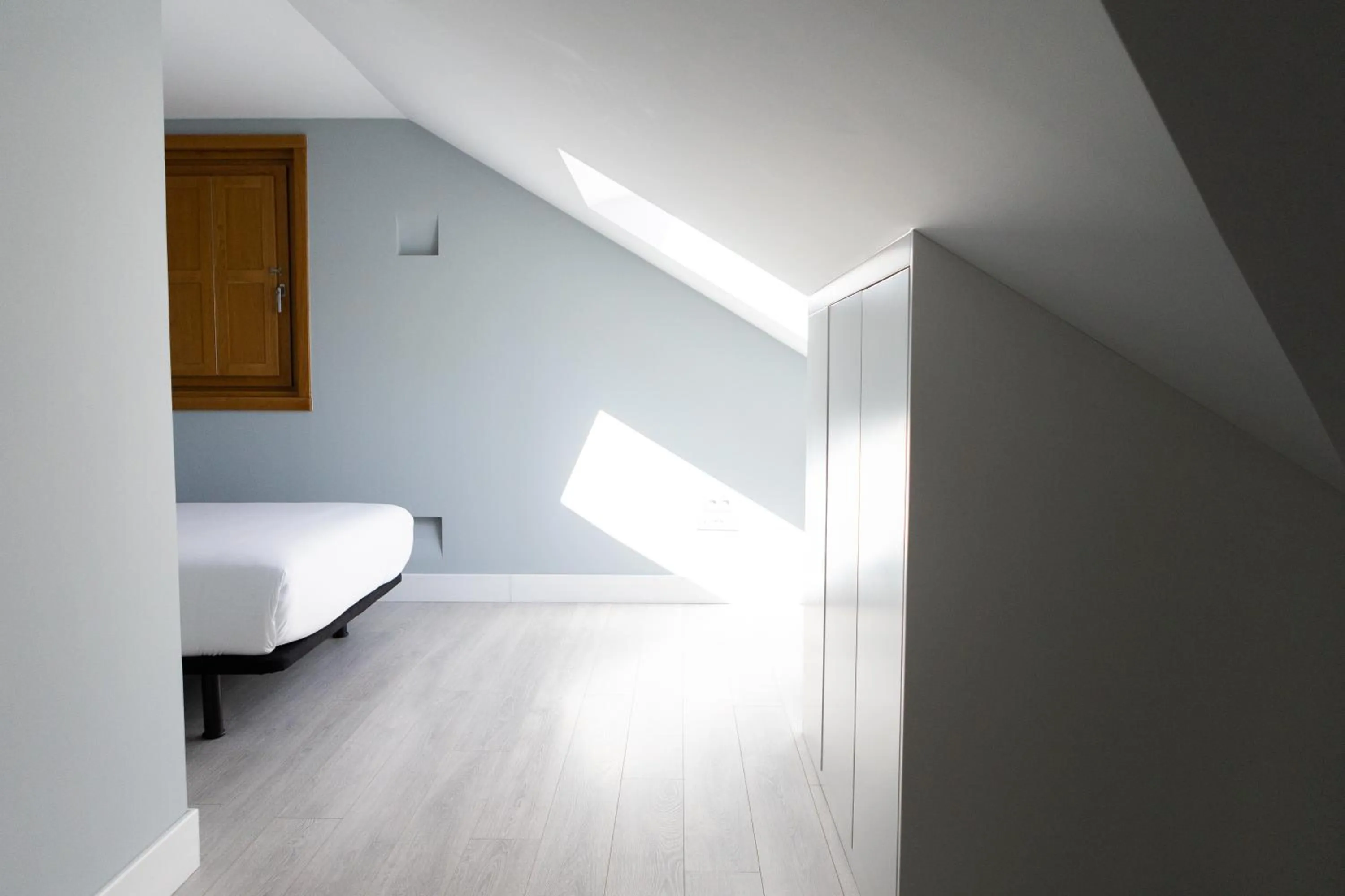 Photo of the whole room, Bed in Principia Suites