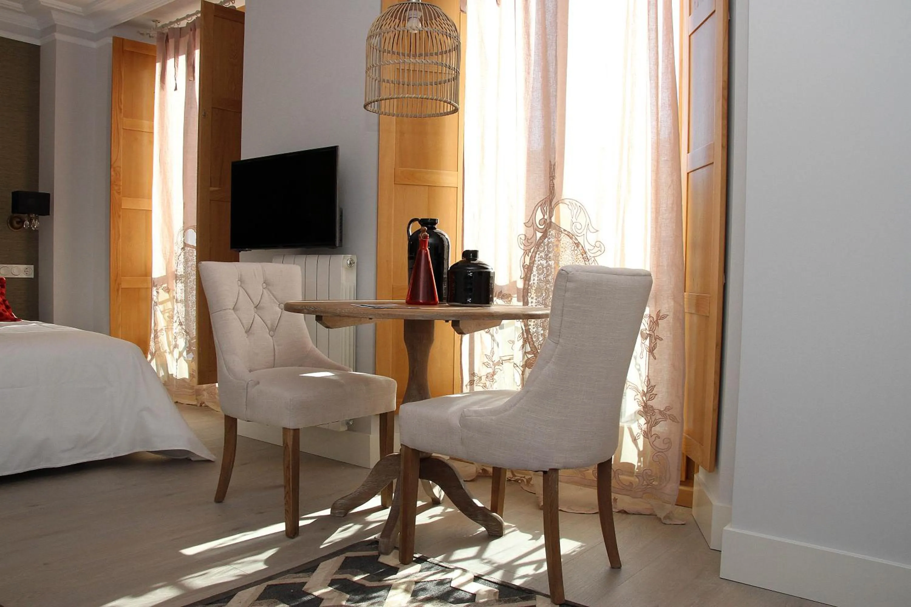 Photo of the whole room, Bed in Principia Suites