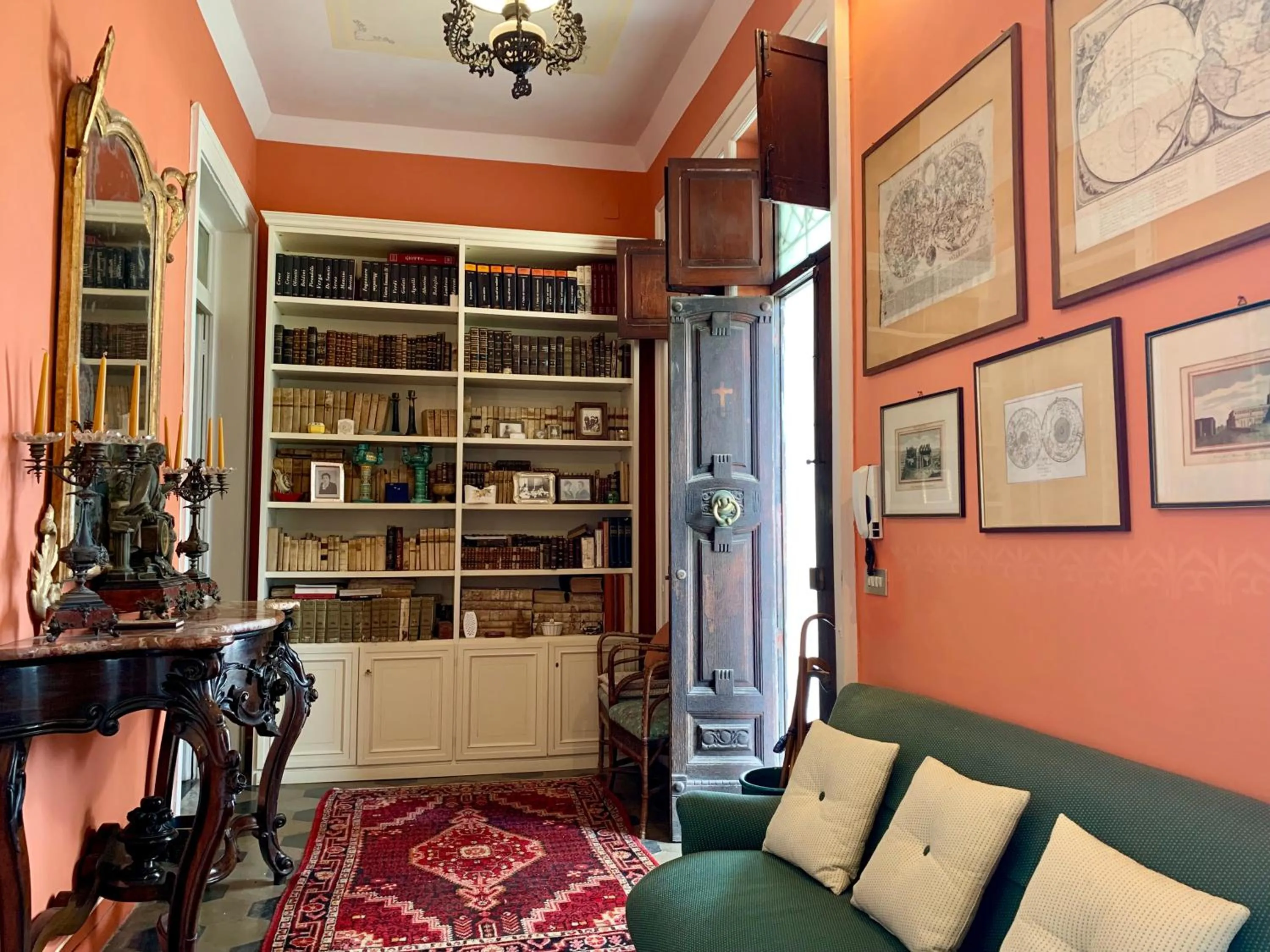 Library in Villino Eleonora