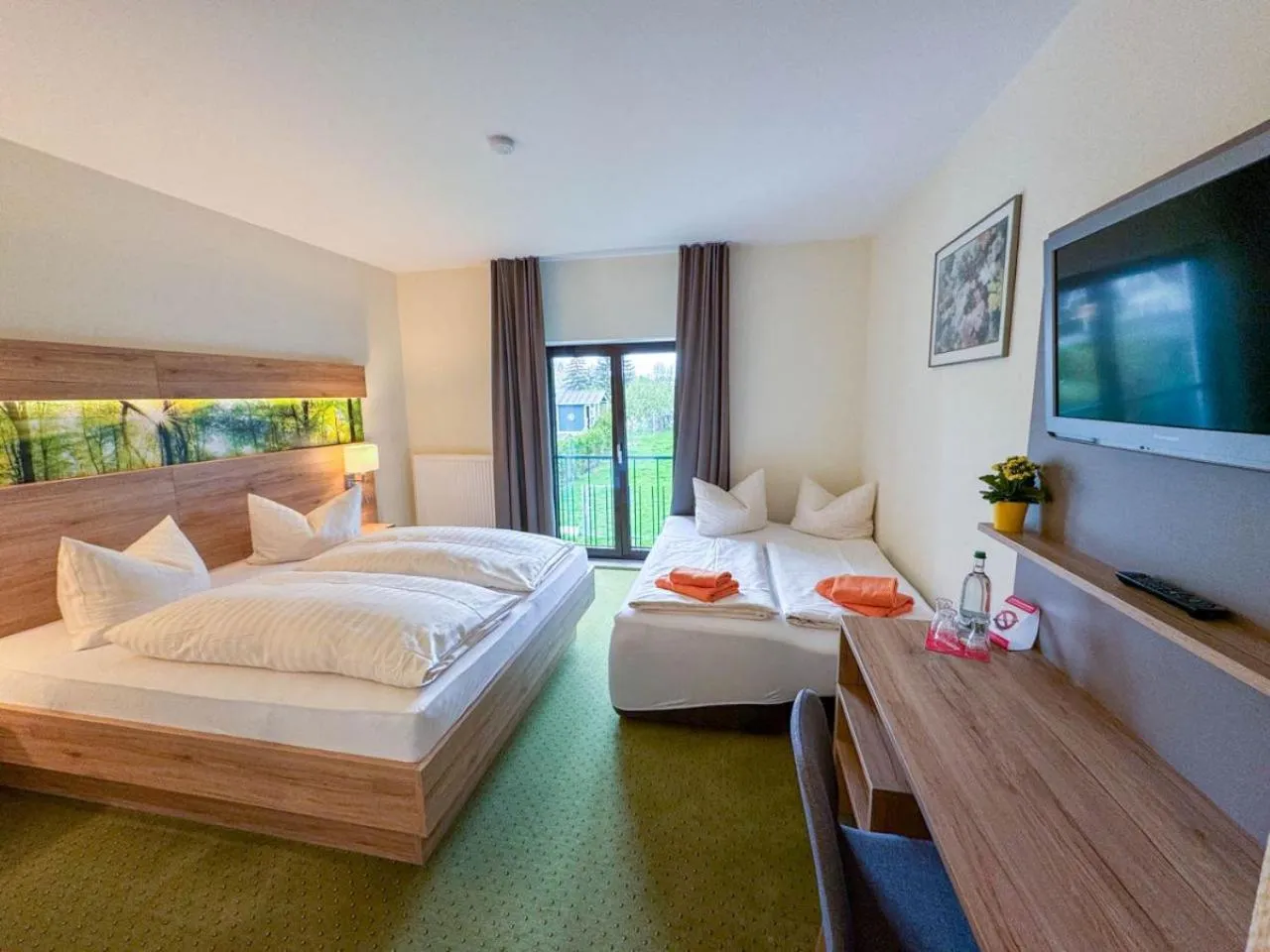 Photo of the whole room, Bed in Hotel Schwartze