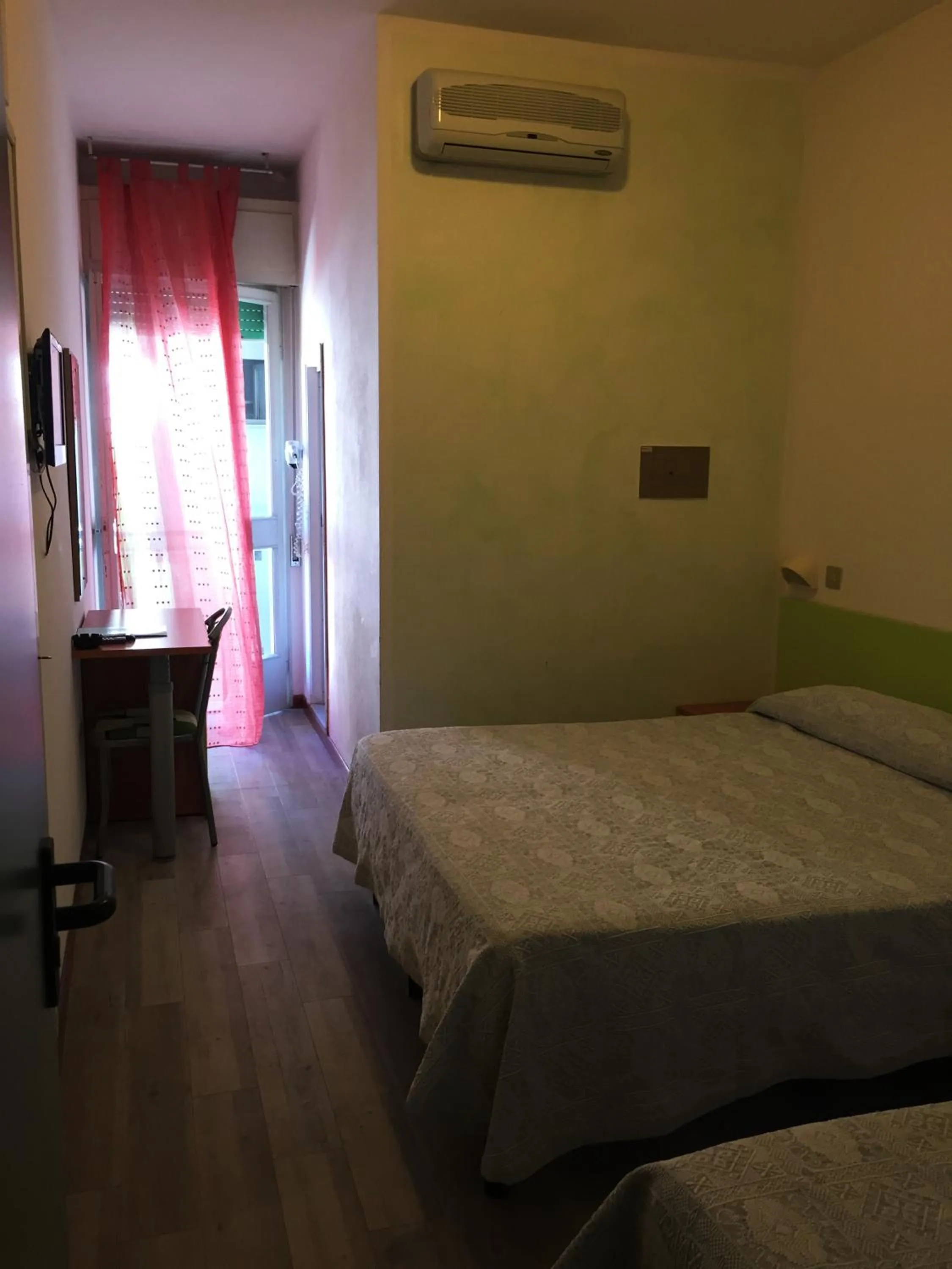 Bedroom, Bed in B&B Promenade Hotel Simple con Piscina