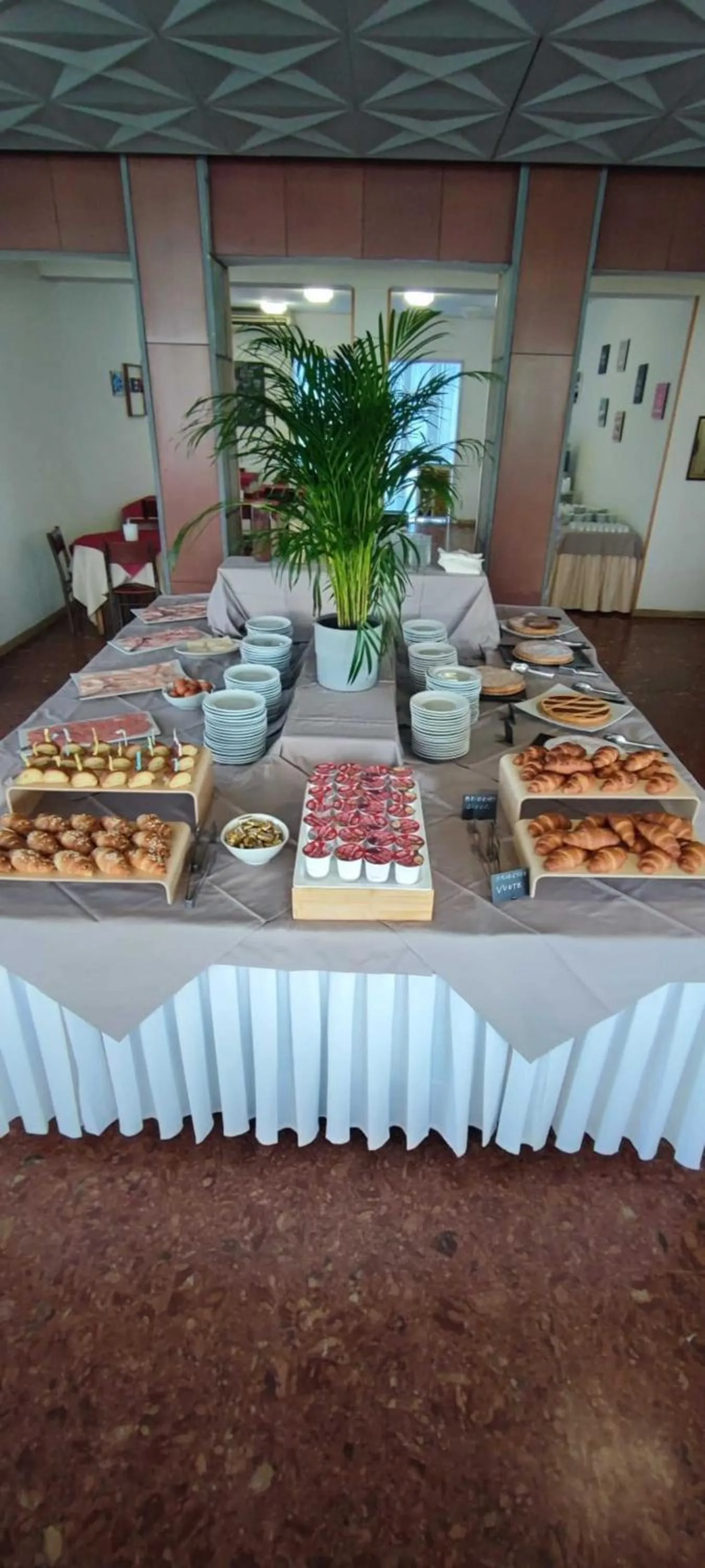 Breakfast in B&B Promenade Hotel Simple con Piscina