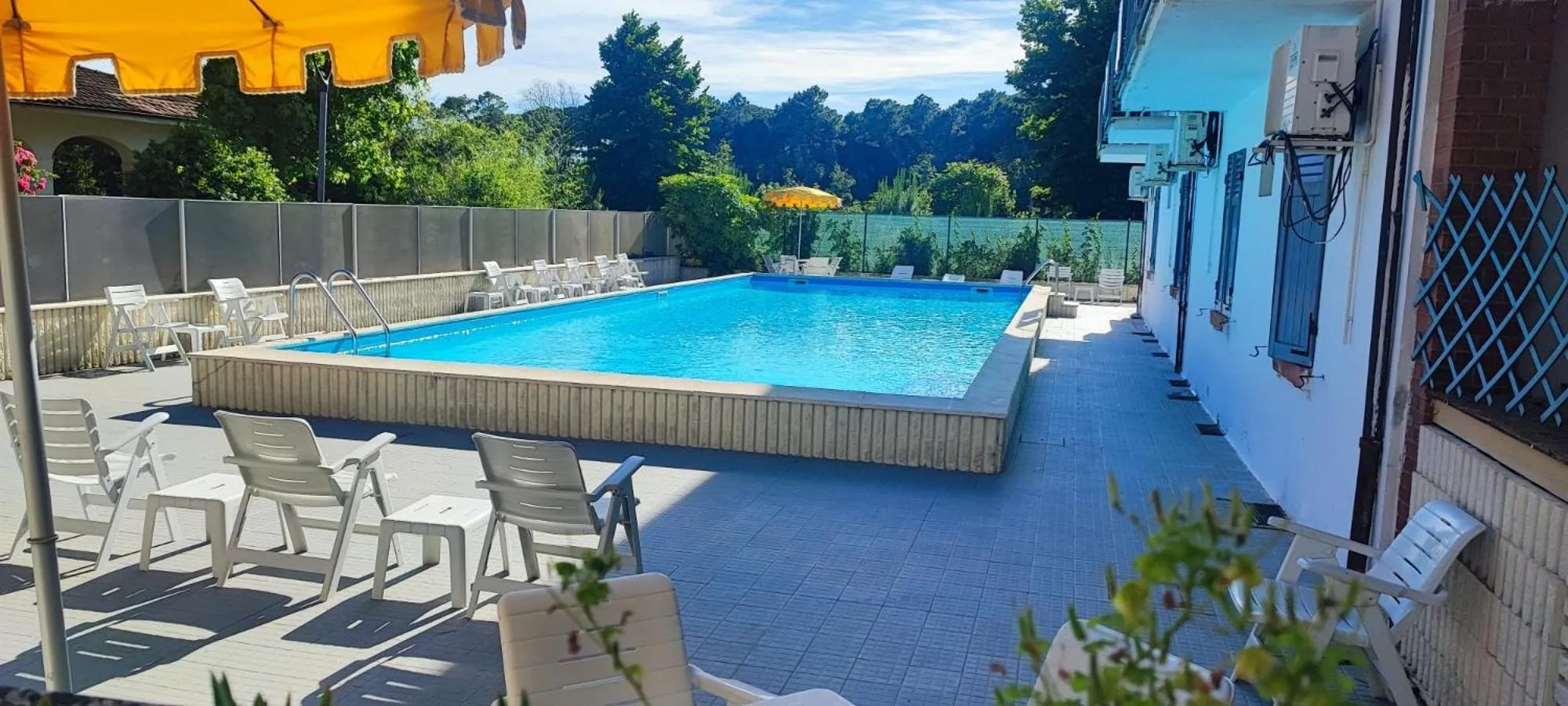 Pool view in B&B Promenade Hotel Simple con Piscina