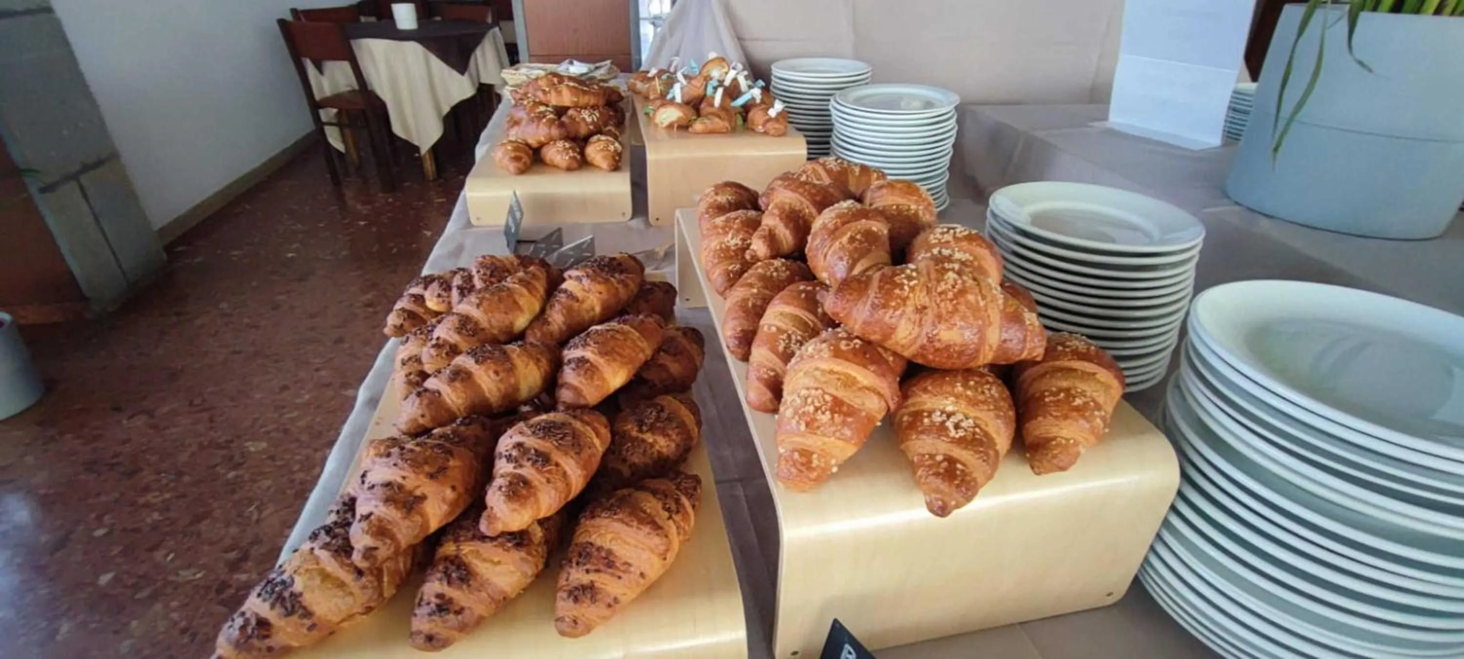 Breakfast in B&B Promenade Hotel Simple con Piscina